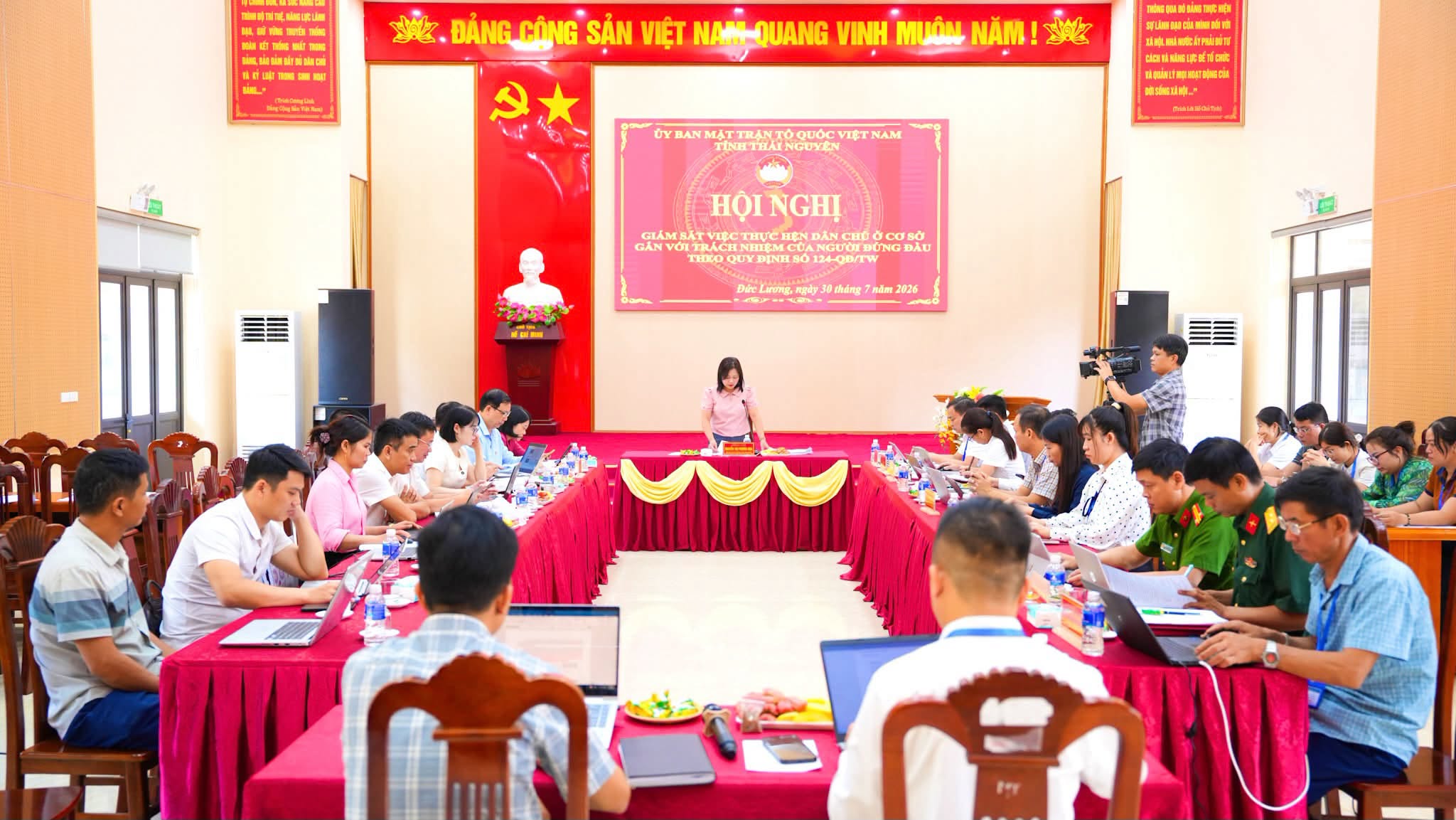 HỘI NGHỊ GIÁM SÁT VIỆC THỰC HIỆN DÂN CHỦ Ở CƠ SỞ GẮN VỚI TRÁCH NHIỆM CỦA NGƯỜI ĐỨNG ĐẦU