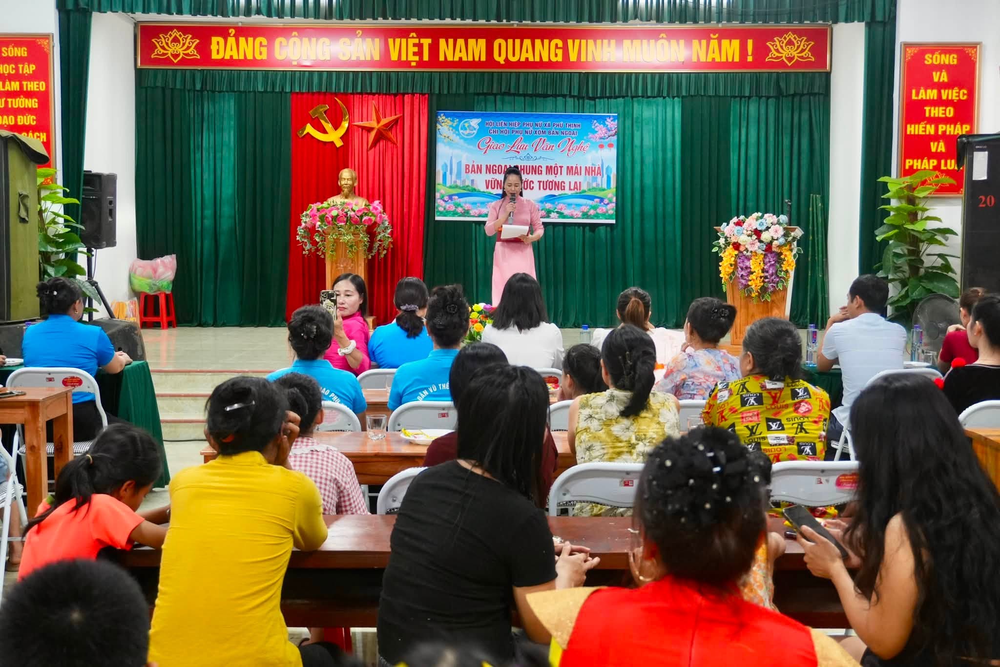ĐÊM GIAO LƯU VĂN NGHỆ “BẢN NGOẠI – CHUNG MỘT MÁI NHÀ, VỮNG BƯỚC TƯƠNG LAI”