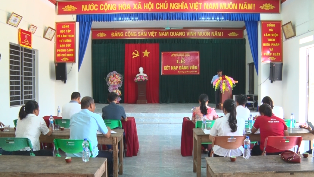 Chi bộ xóm Hùng Cường, xã Phú Thịnh tổ chức Lễ kết nạp đảng viên mới