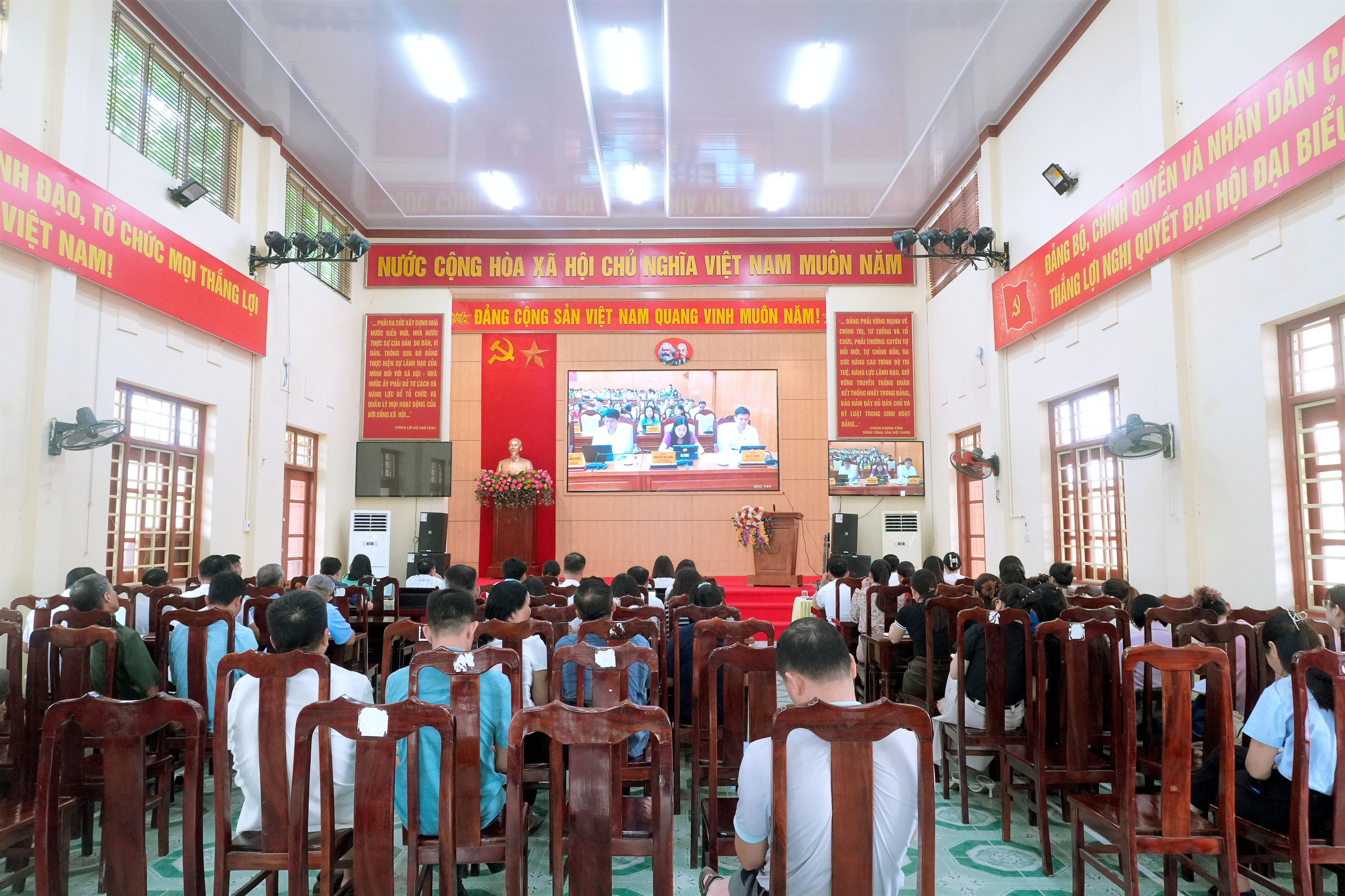 XÃ PHÚ THỊNH: THAM DỰ HỘI NGHỊ TRỰC TUYẾN SINH HOẠT CHÍNH TRỊ TƯ TƯỞNG KỶ NIỆM 90 NĂM THÀNH LẬP CƠ SỞ ĐẢNG CỘNG SẢN ĐẦU TIÊN CỦA TỈNH THÁI NGUYÊN
