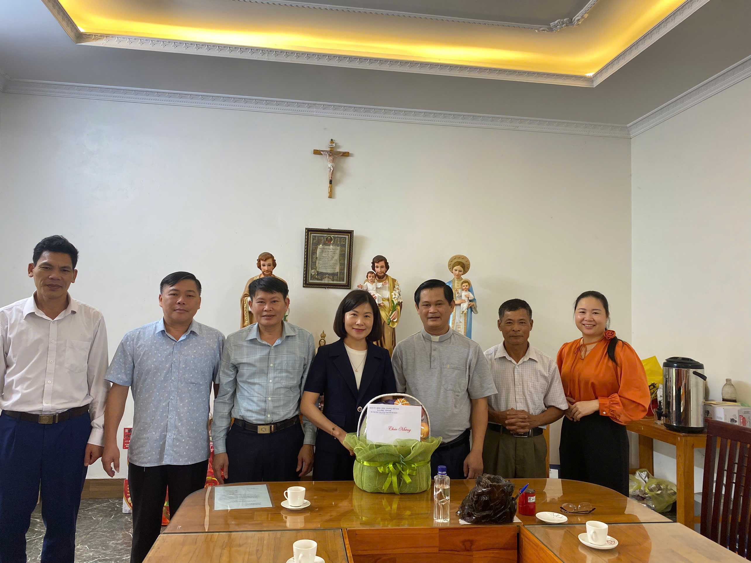 🎁✝️ Đảng ủy – HĐND – UBND – UB MTTQ xã Phú Thịnh đã tổ chức đoàn đến thăm, tặng quà và chúc mừng các chức sắc, chức việc, bà con giáo dân đạo Công giáo trên địa bàn xã nhân dịp Lễ Phục sinh năm 2026.