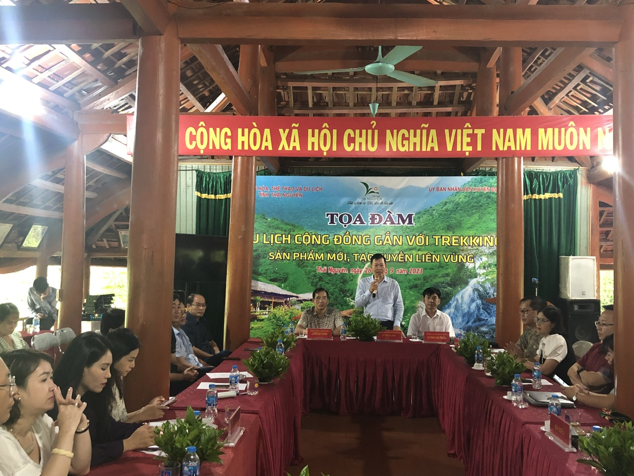 TOẠ ĐÀM DU LỊCH CỘNG ĐỒNG GẮN VỚI TREKKING SẢN PHẨM MỚI TẠO TUYẾN LIÊN VÙNG