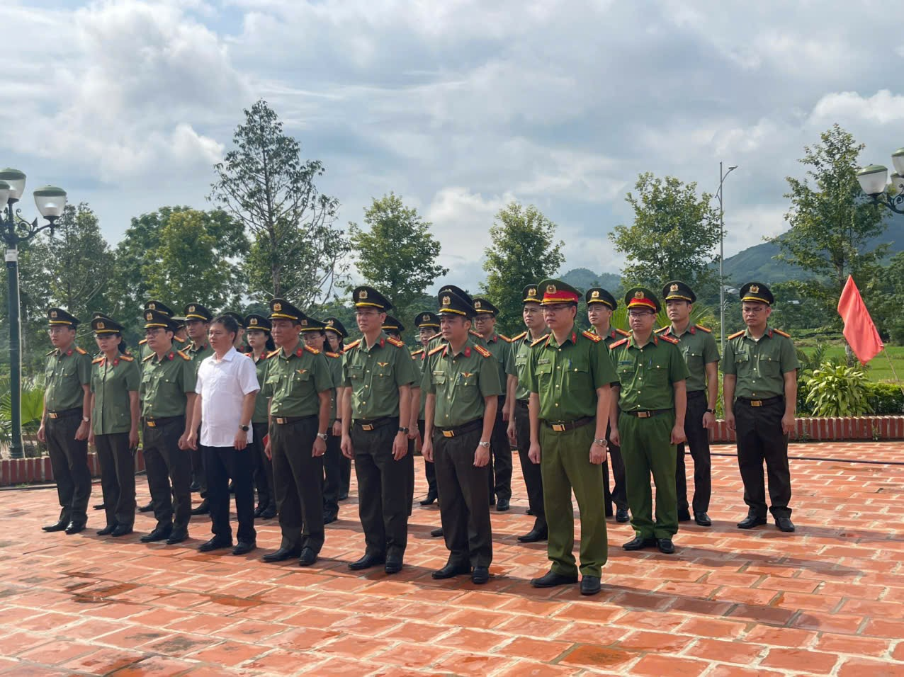 ĐẢNG ỦY PHÒNG TỔ CHỨC CÁN BỘ - CÔNG AN TỈNH THÁI NGUYÊN TỔ CHỨC SINH HOẠT CHÍNH TRỊ GẮN VỚI HOẠT ĐỘNG TRI ÂN "ĐỀN ƠN ĐÁP NGHĨA - UỐNG NƯỚC NHỚ NGUỒN" TẠI XÃ LA BẰNG