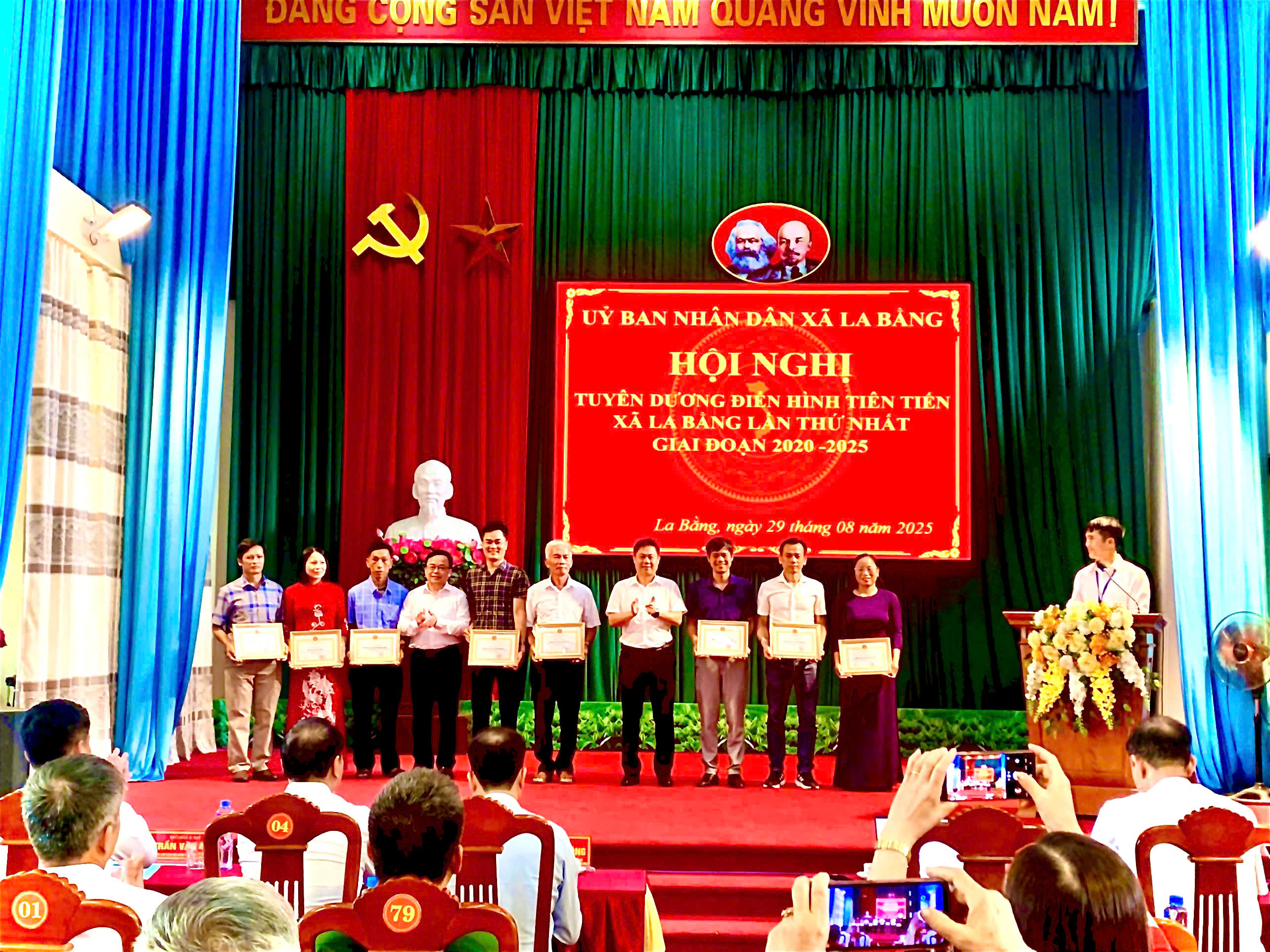 Anh-tin-bai