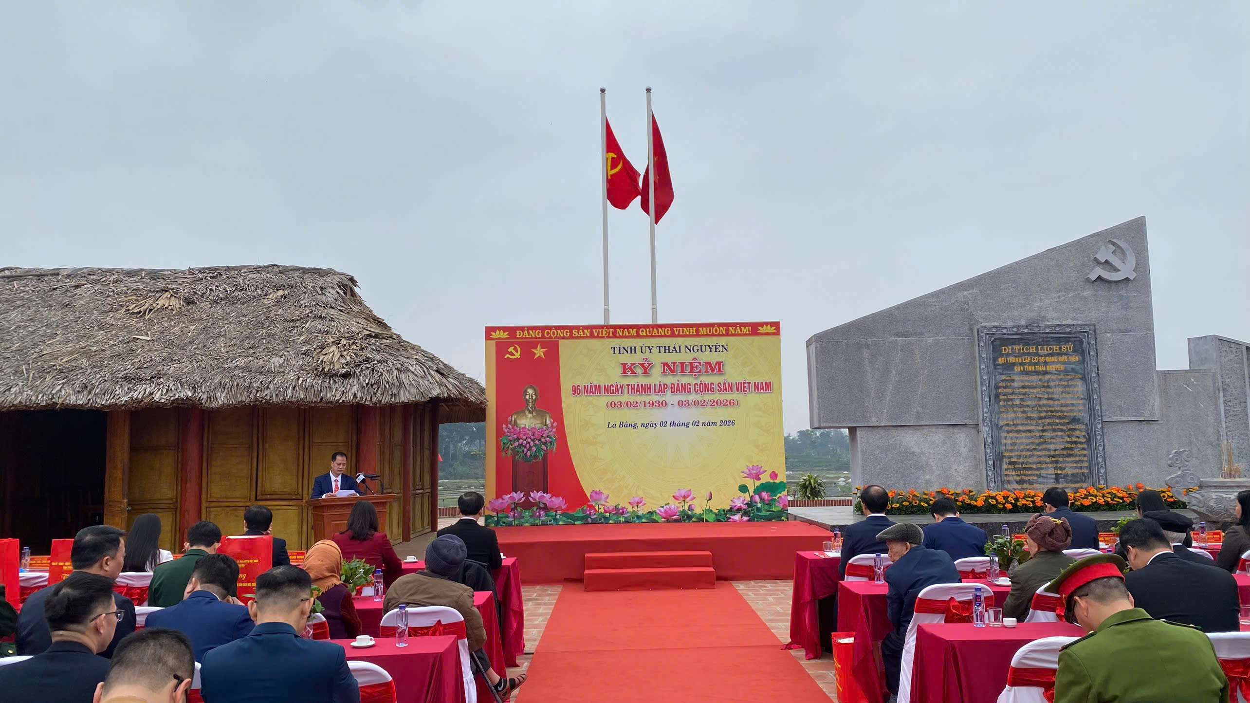 TỈNH UỶ THÁI NGUYÊN TRANG TRỌNG TỔ CHỨC LỄ  KỶ NIỆM 96 NĂM NGÀY THÀNH LẬP ĐẢNG CỘNG SẢN VIỆT NAM VÀ TRAO TẶNG HUY HIỆU ĐẢNG, TẶNG QUÀ GIA ĐÌNH CHÍNH SÁCH TẠI KHU DI TÍCH LỊCH SỬ QUỐC GIA XÃ LA BẰNG