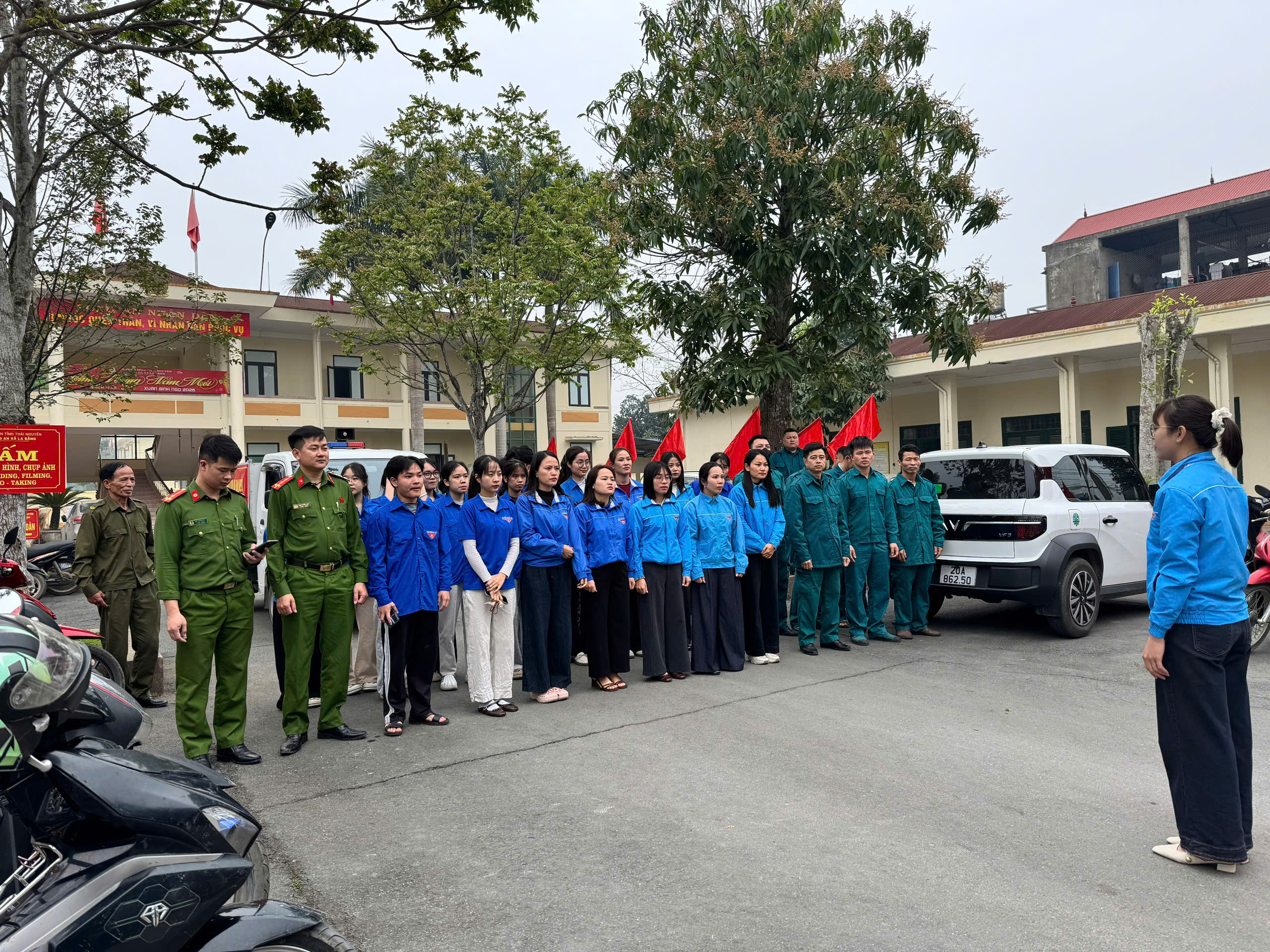 ĐOÀN THANH NIÊN XÃ LA BẰNG PHỐI HỢP CÔNG AN XÃ VÀ BAN CHỈ HUY QUÂN SỰ XÃ TỔ CHỨC TUYÊN TRUYỀN LƯU ĐỘNG VỀ CÔNG TÁC BẦU CỬ