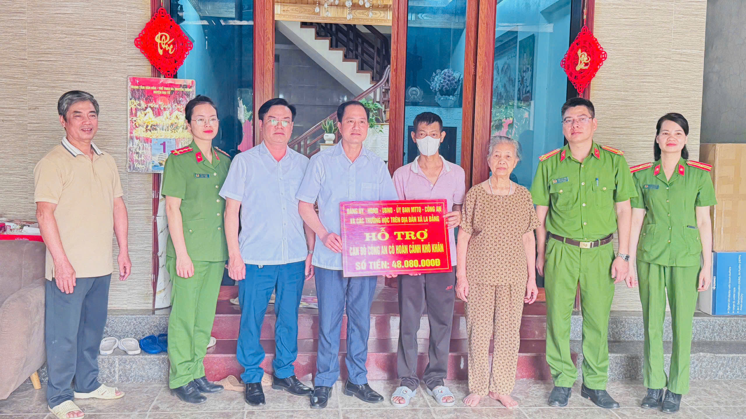 LÃNH ĐẠO CÔNG AN TỈNH THÁI NGUYÊN, ĐẢNG ỦY XÃ LA BẰNG THĂM HỎI, TRAO HỖ TRỢ ĐỒNG CHÍ LÊ DANH LƯU