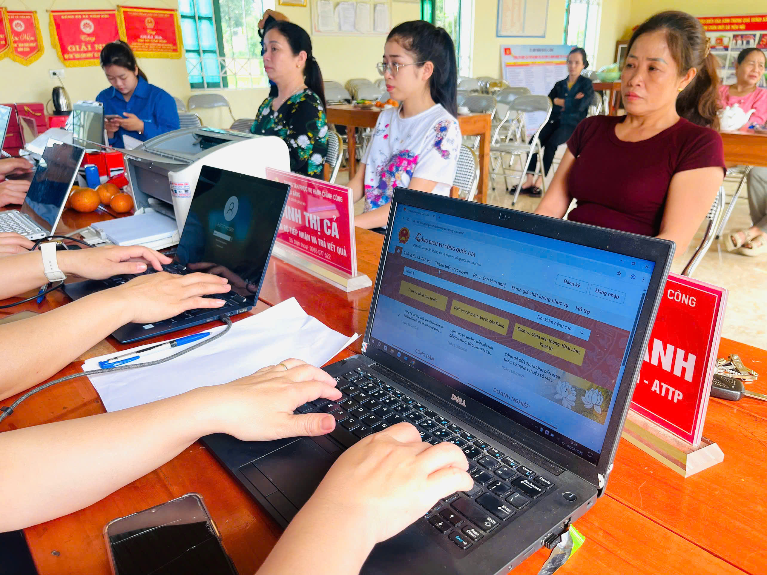 XÃ LA BẰNG TỔ CHỨC HIỆU QUẢ “NGÀY THỨ 7 VÌ DÂN”, ĐẨY MẠNH HỖ TRỢ DỊCH VỤ CÔNG TRỰC TUYẾN