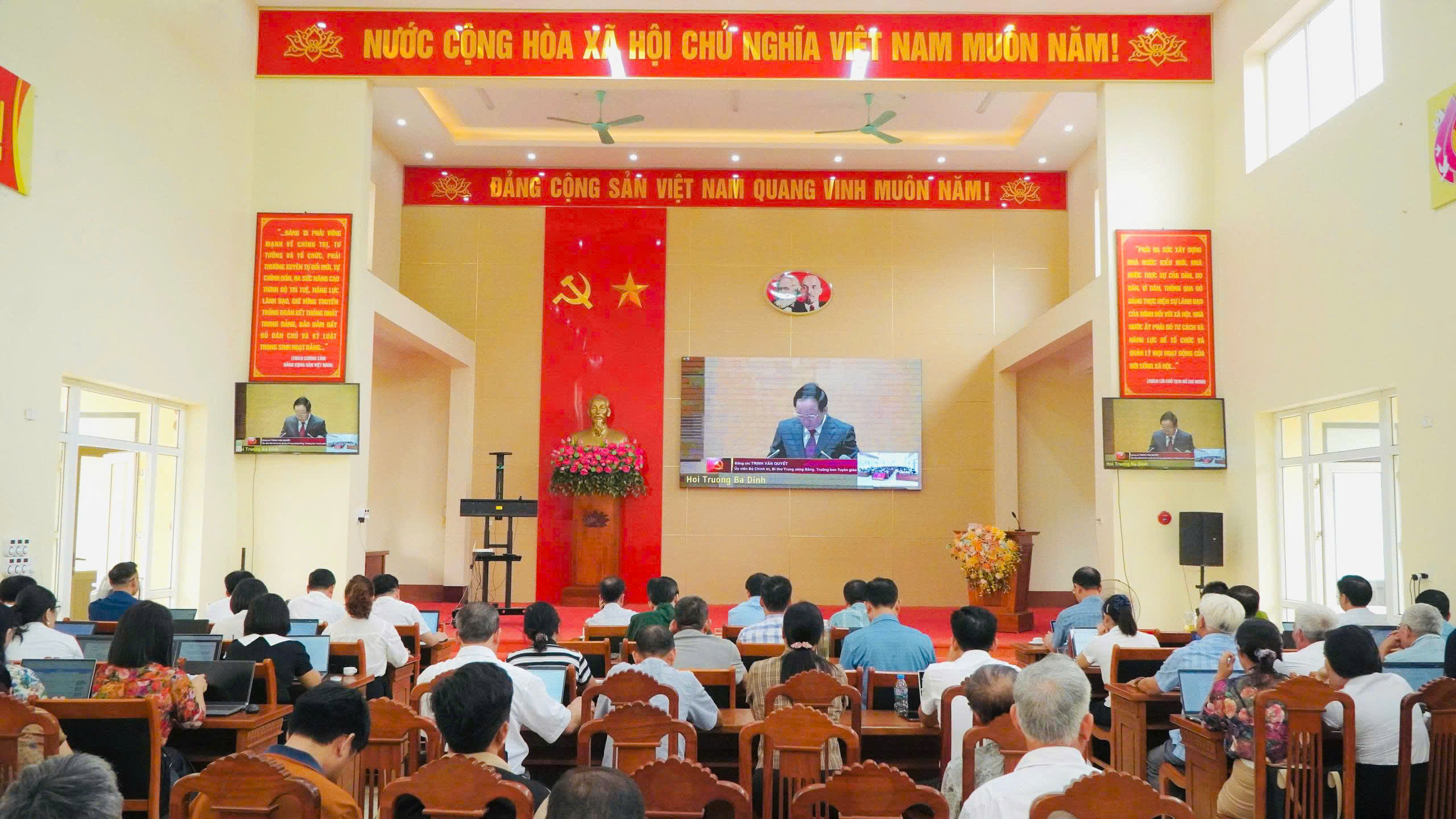 XÃ LA BẰNG THAM DỰ HỘI NGHỊ TOÀN QUỐC NGHIÊN CỨU, HỌC TẬP, QUÁN TRIỆT VÀ TRIỂN KHAI THỰC HIỆN NGHỊ QUYẾT HỘI NGHỊ LẦN THỨ HAI BAN CHẤP HÀNH TRUNG ƯƠNG ĐẢNG KHÓA XIV