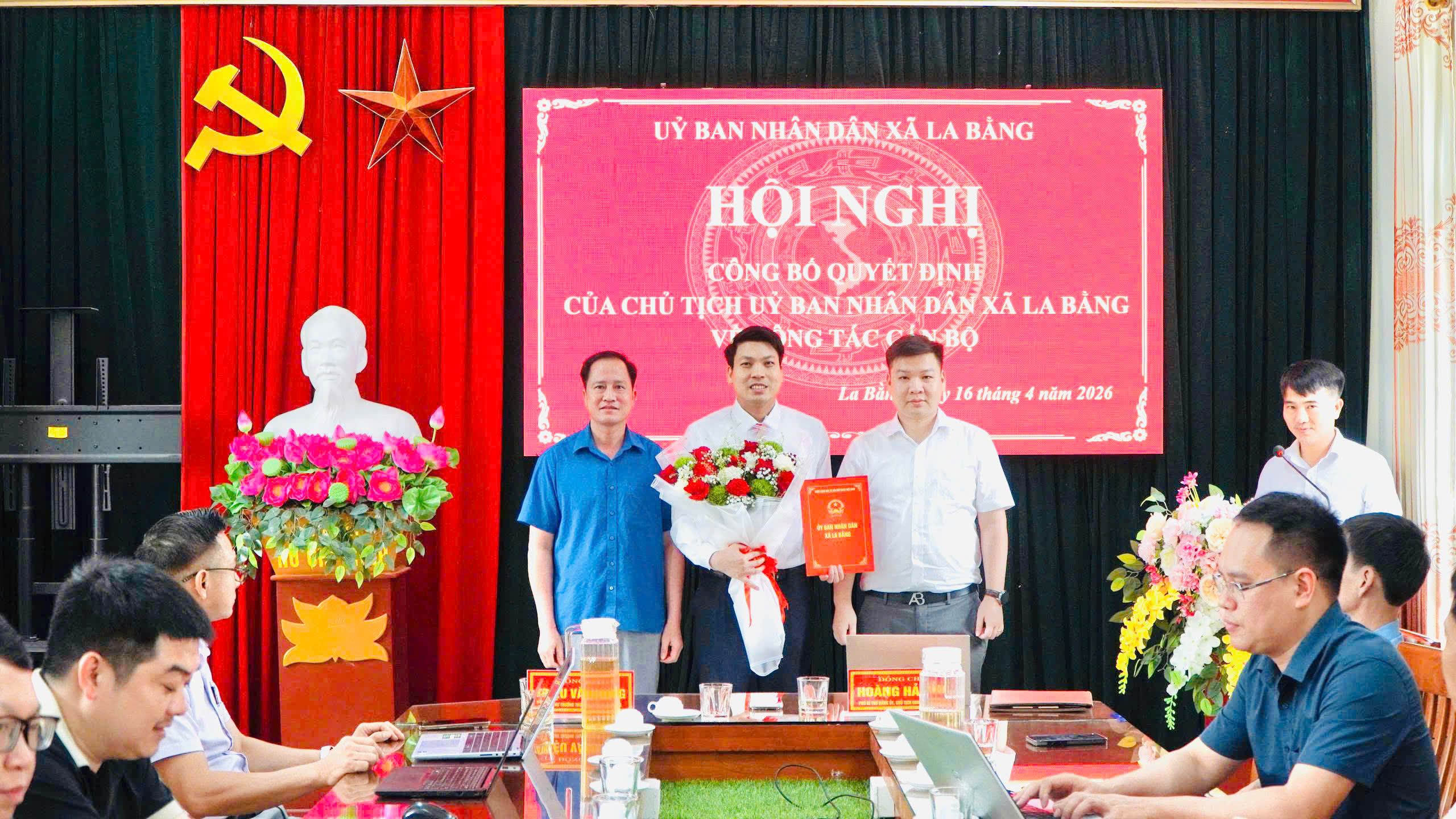XÃ LA BẰNG CÔNG BỐ QUYẾT ĐỊNH BỔ NHIỆM PHÓ GIÁM ĐỐC TRUNG TÂM DVTH XÃ