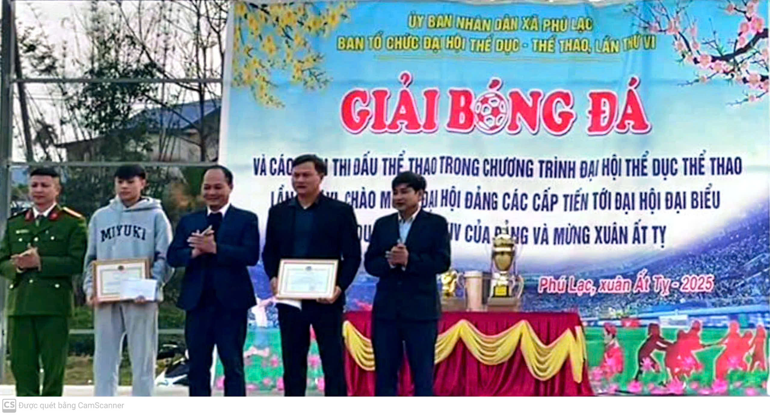 XÃ PHÚ LẠC KHEN THƯỞNG GƯƠNG NGƯỜI TỐT VIỆC TỐT – NHẶT ĐƯỢC CỦA RƠI, TRẢ LẠI NGƯỜI MẤT.
