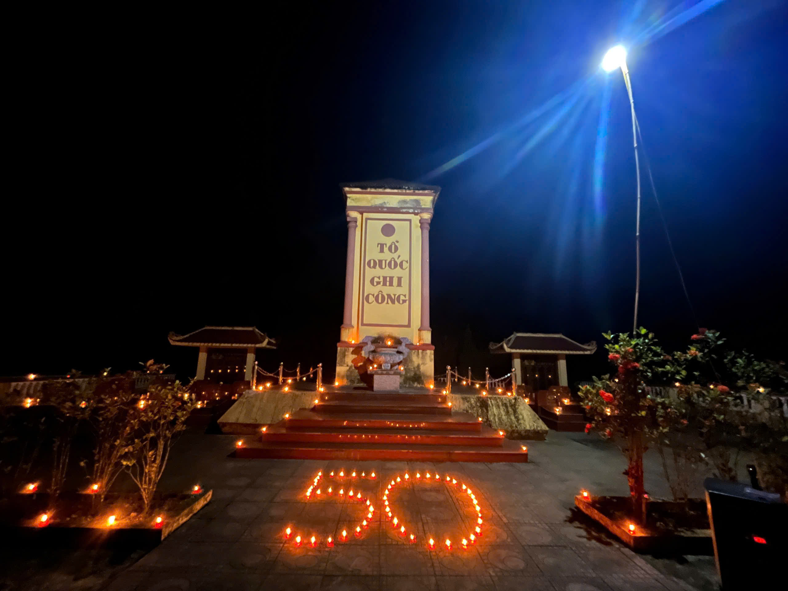 Lễ thắp nến tri ân các Anh hùng liệt sỹ nhân kỷ niệm 50 năm Giải phóng miền Nam, thống nhất đất nước.