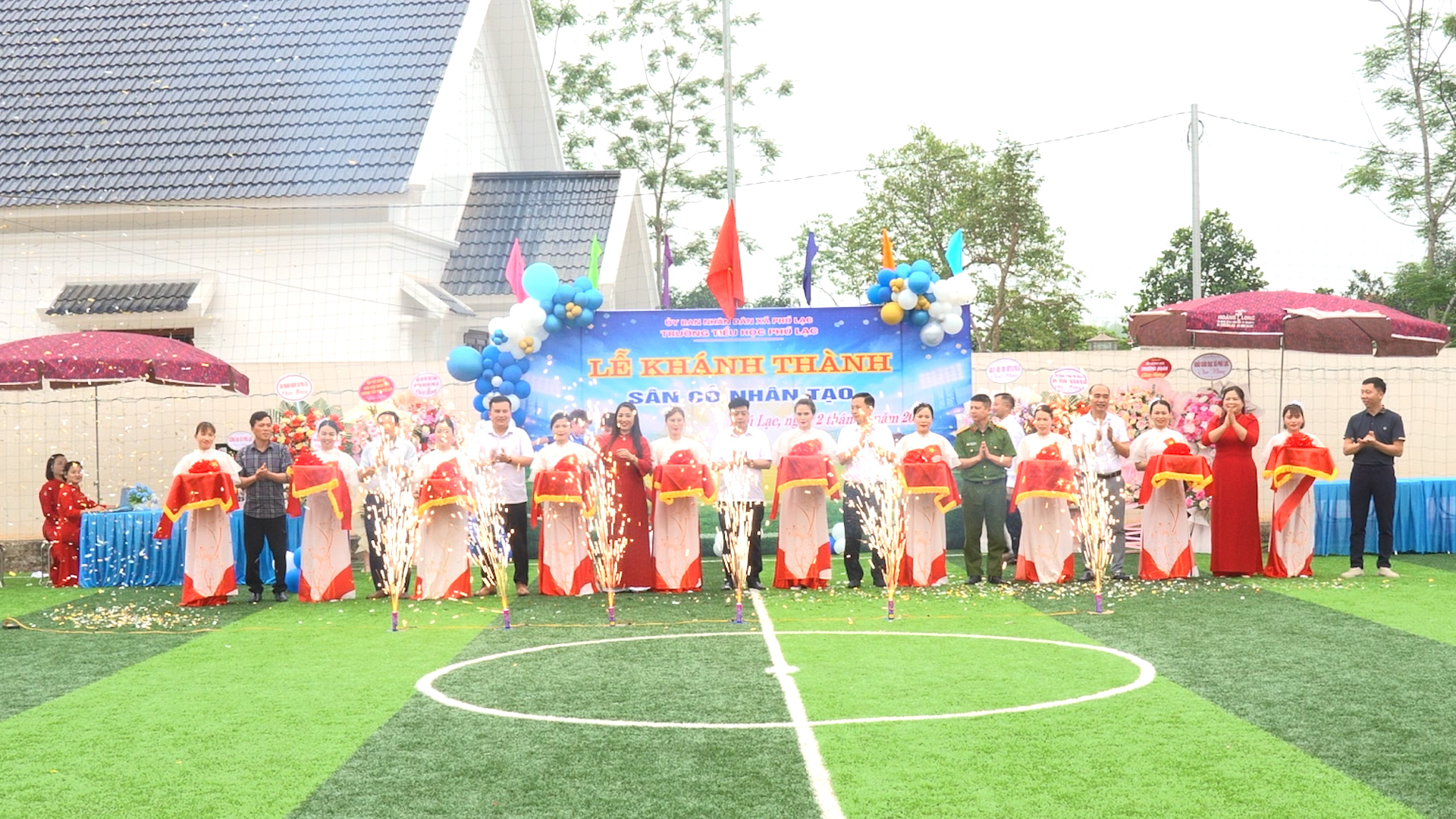 TRƯỜNG TIỂU HỌC PHÚ LẠC KHÁNH THÀNH SÂN CỎ NHÂN TẠO PHỤC VỤ DẠY VÀ HỌC