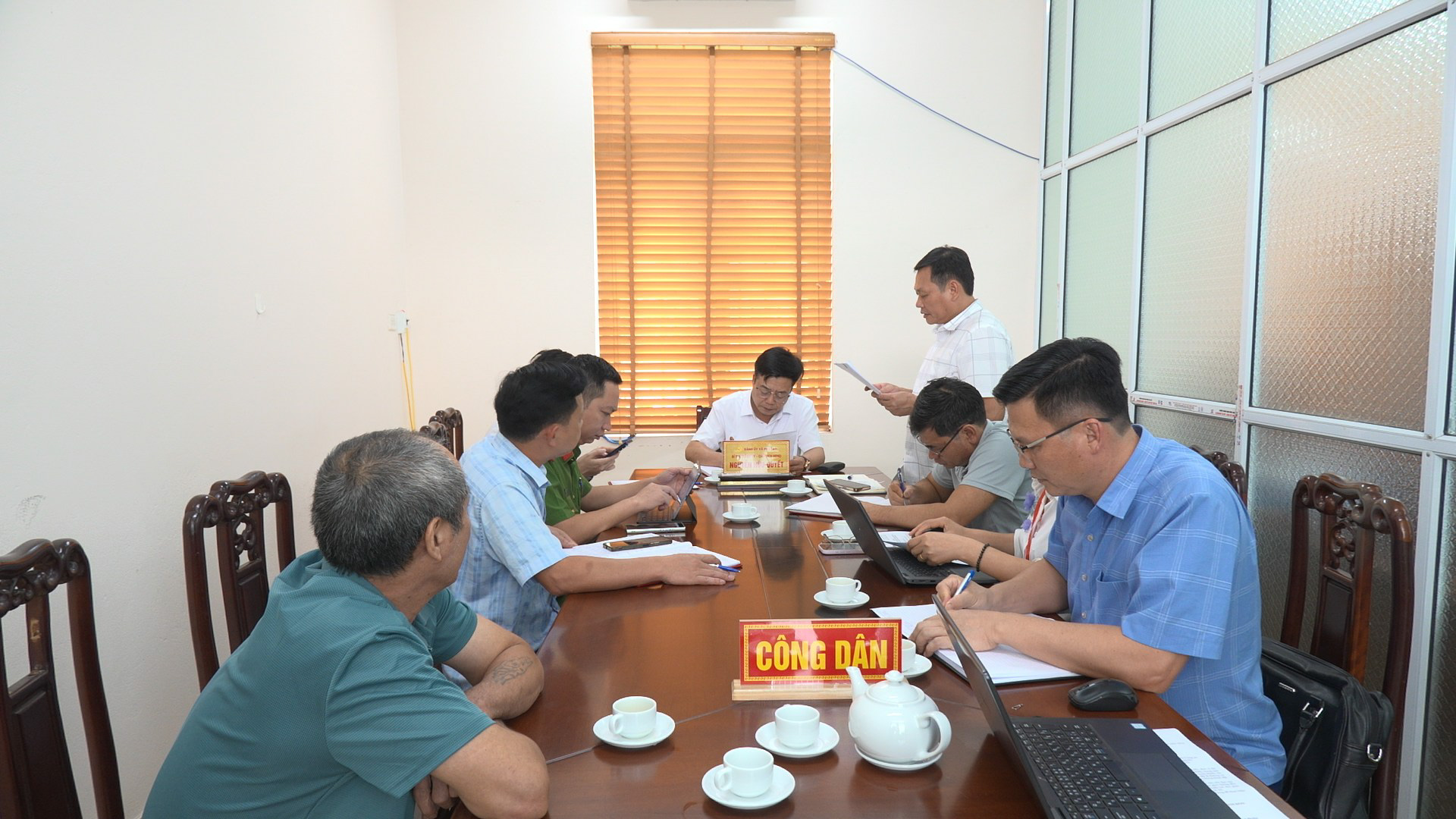 ĐỒNG CHÍ BÍ THƯ ĐẢNG ỦY XÃ PHÚ LẠC TIẾP CÔNG DÂN ĐỘT XUẤT