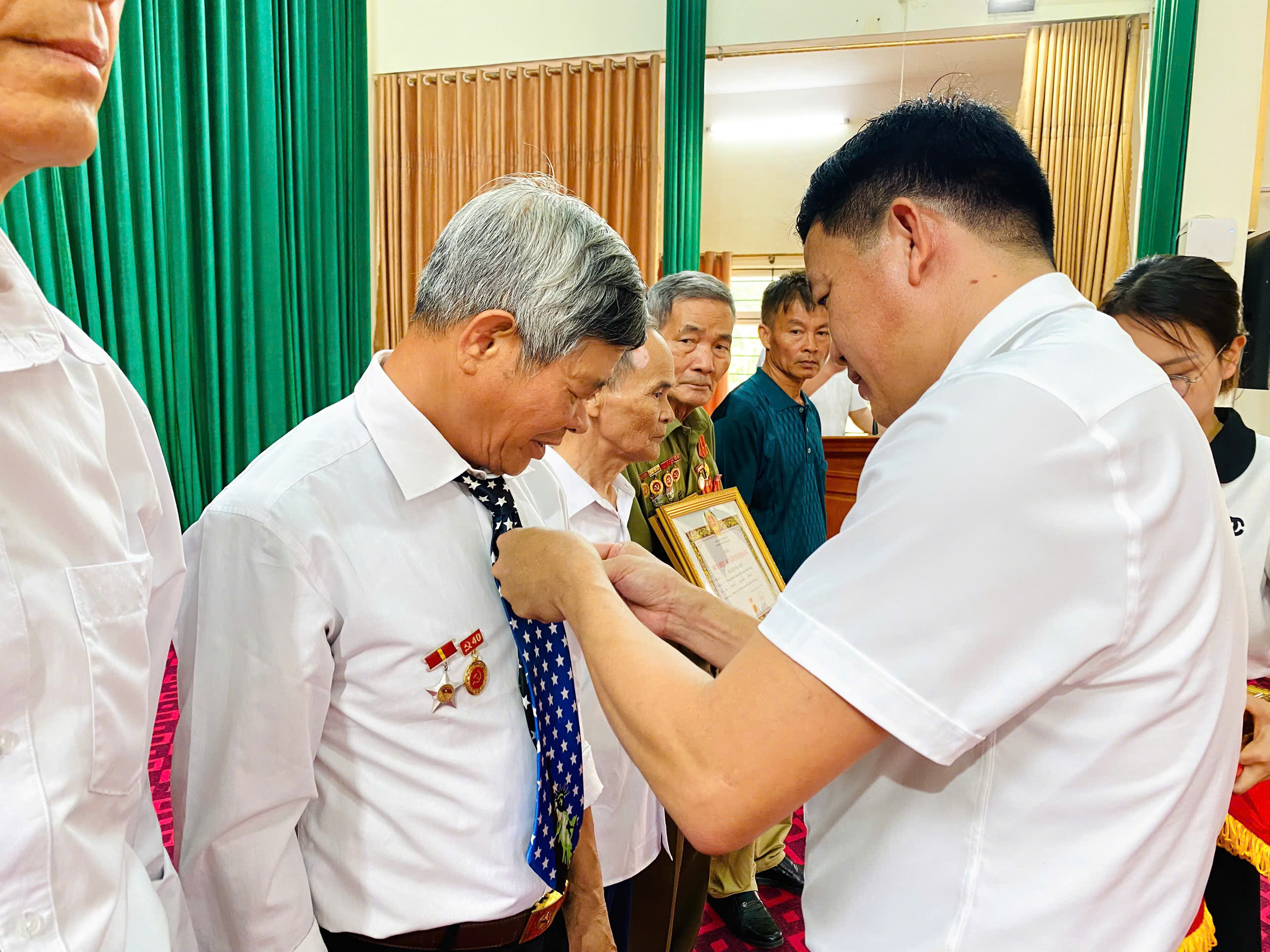 ĐẢNG BỘ XÃ AN KHÁNH TỔ CHỨC LỄ TRAO TẶNG HUY HIỆU ĐẢNG ĐỢT 19 THÁNG 5 NĂM 2025