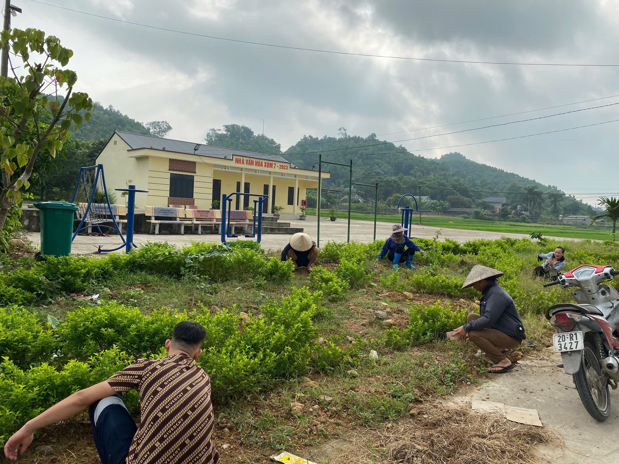 CÁN BỘ, NHÂN DÂN XÃ AN KHÁNH RA QUÂN LAO ĐỘNG VỆ SINH CHÀO MỪNG ĐẠI HỘI ĐẠI BIỂU ĐẢNG BỘ XÃ LẦN THỨ NHẤT, NHIỆM KỲ 2025 – 2030