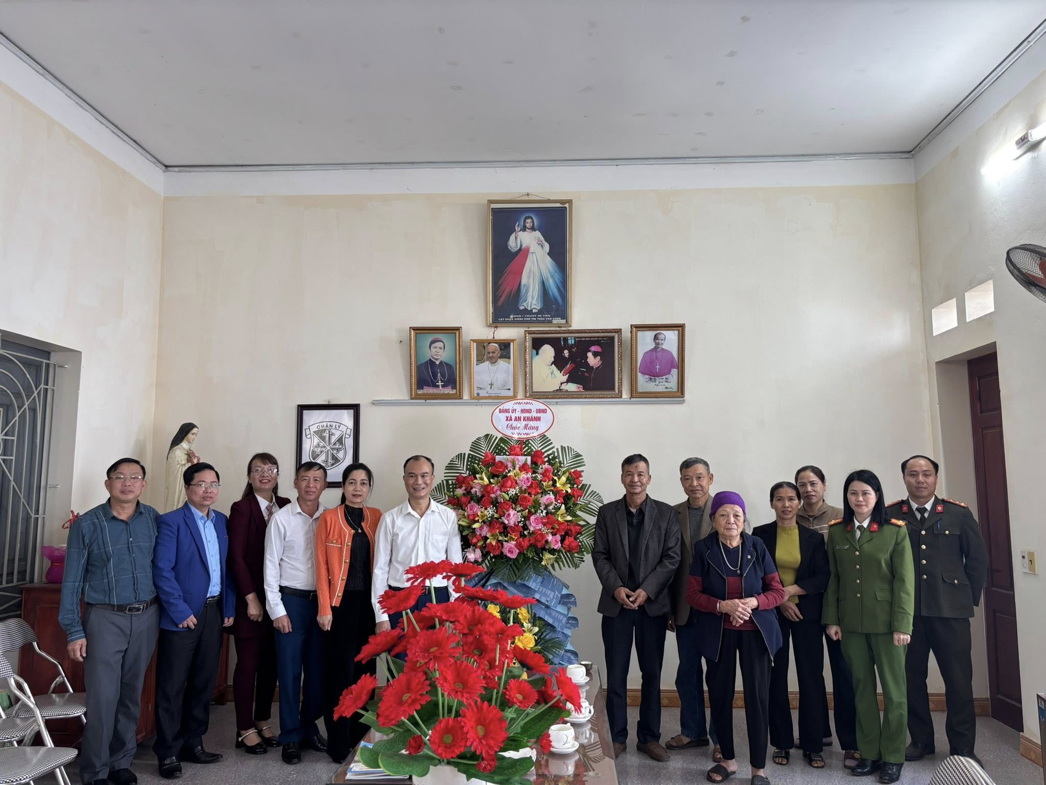 ĐẢNG UỶ, HĐND, UBND, MTTQ, CÔNG AN XÃ AN KHÁNH THĂM HỎI, TẶNG QUÀ GIÁO HỌ PHÚC LINH - GIÁO XỨ ĐẠI TỪ MÙA GIÁNG SINH AN LÀNH