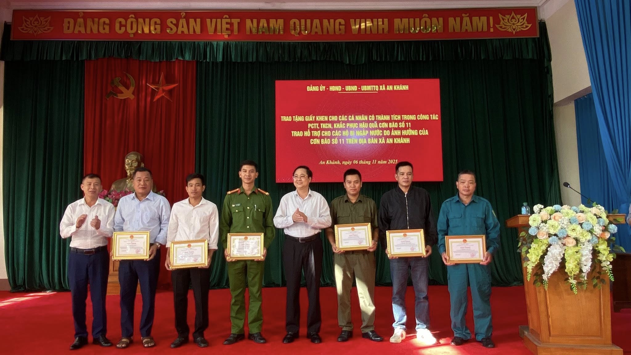 Xã An Khánh tổ chức biểu dương, khen thưởng đột xuất các cá nhân có thành tích xuất sắc trong thực hiện phòng chống Thiên tai , TKCN khắc phục hậu quả cơn bão số 11 ( MATMO) 