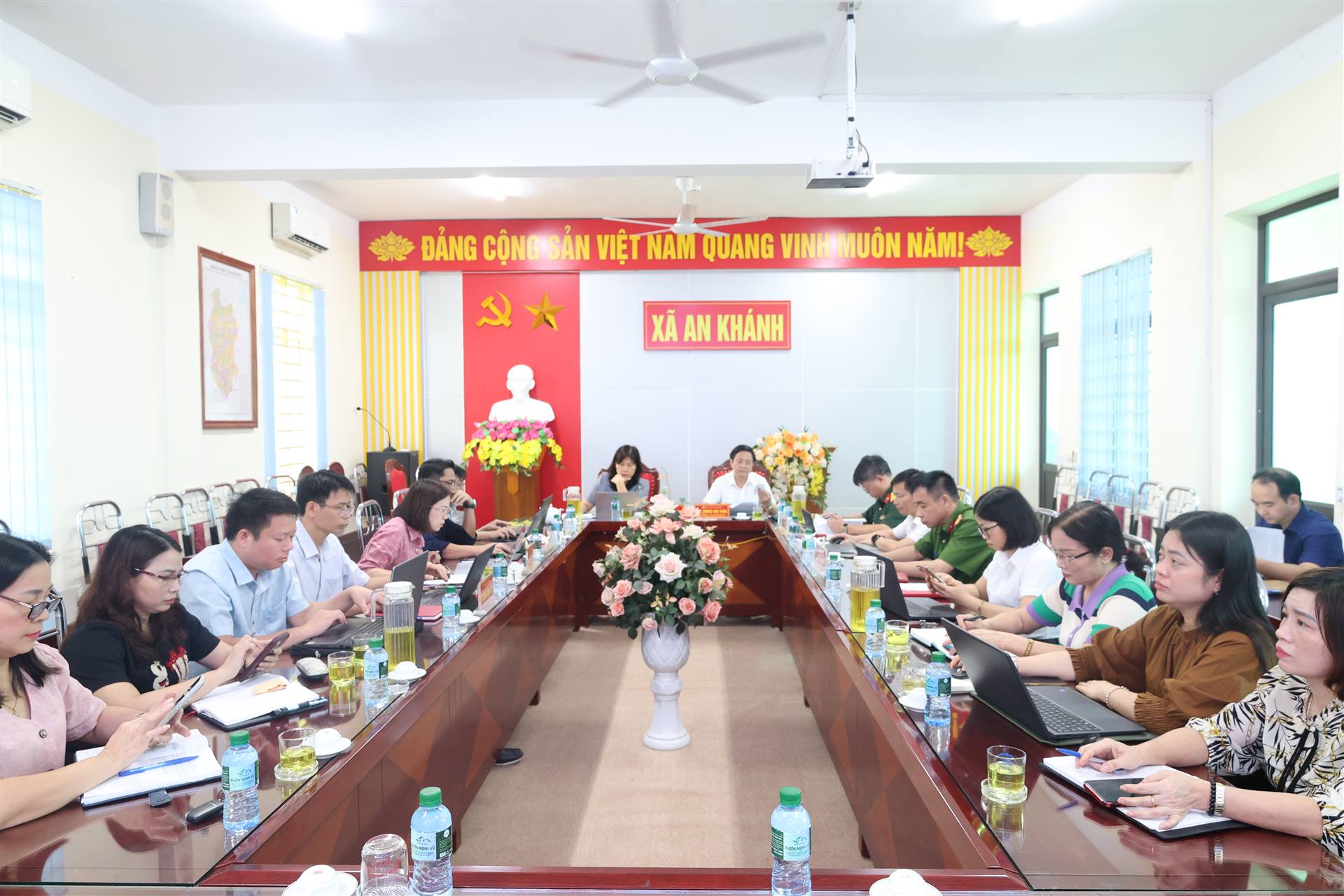 UBND XÃ AN KHÁNH DỰ HỘI NGHỊ TRỰC TUYẾN SƠ KẾT THỰC HIỆN SẮP XẾP ĐƠN VỊ HÀNH CHÍNH CÁC CẤP VÀ HOẠT ĐỘNG CỦA CHÍNH QUYỀN ĐỊA PHƯƠNG 02 CẤP 