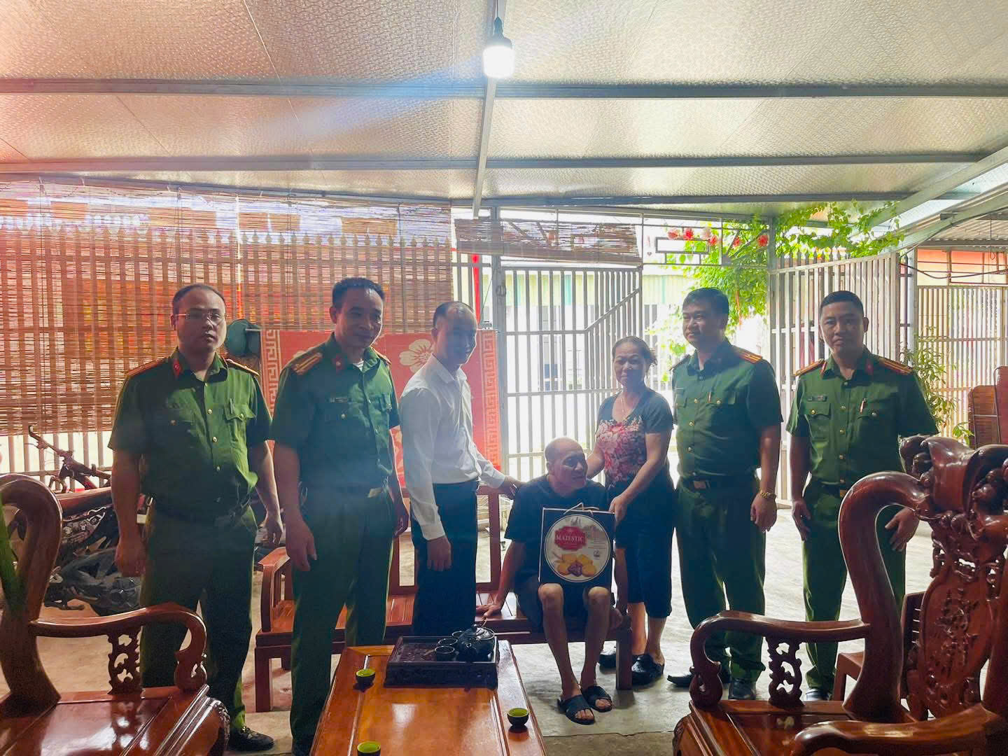 Công an xã An Khánh, tặng quà, tri ân nhân dịp kỷ niệm 80 năm Ngày truyền thống CAND và 20 năm Ngày hội Toàn dân bảo vệ an ninh Tổ quốc 