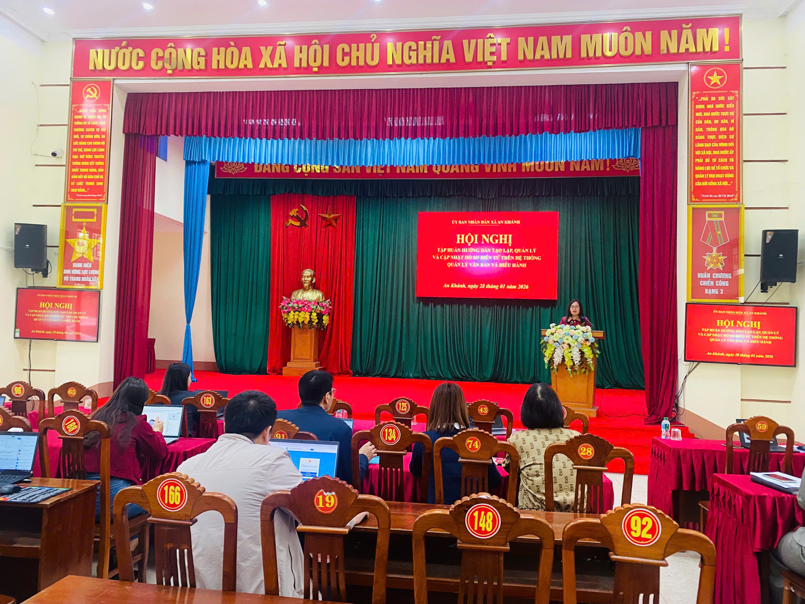 Hội nghị tập huấn hướng dẫn tạo lập, quản lý hồ sơ công việc điện tử cho cán bộ, công chức, viên chức xã