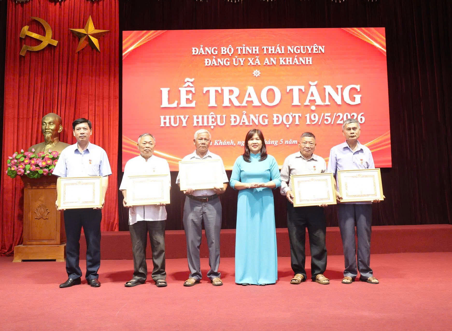 LỄ TRAO TẶNG HUY HIỆU ĐẢNG ĐỢT 19/5/2026