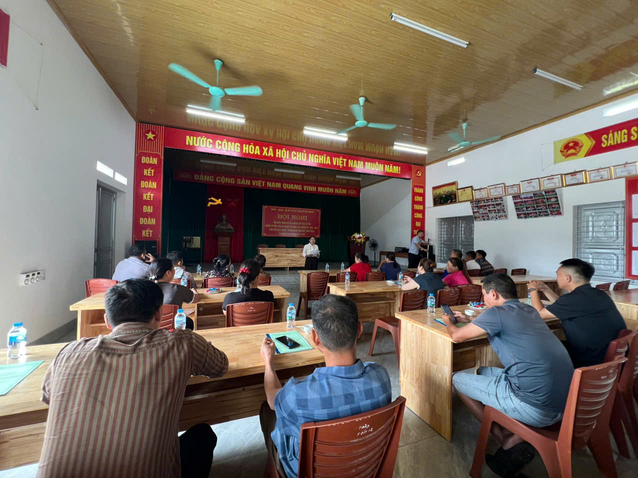 Tập huấn hướng dẫn sử dụng chế phẩm sinh học BIO-BK1 trong xử lý chất thải chăn nuôi cho các trang trại chăn nuôi gà trên địa bàn xã An khánh 