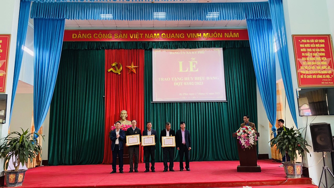 Xã Ký Phú tổ chức Lễ trao tặng huy hiệu Đảng đợt 03/02/2023; Giao ban công tác Đảng, chính quyền tháng 1, triển khai nhiệm vụ tháng 2 năm 2023.