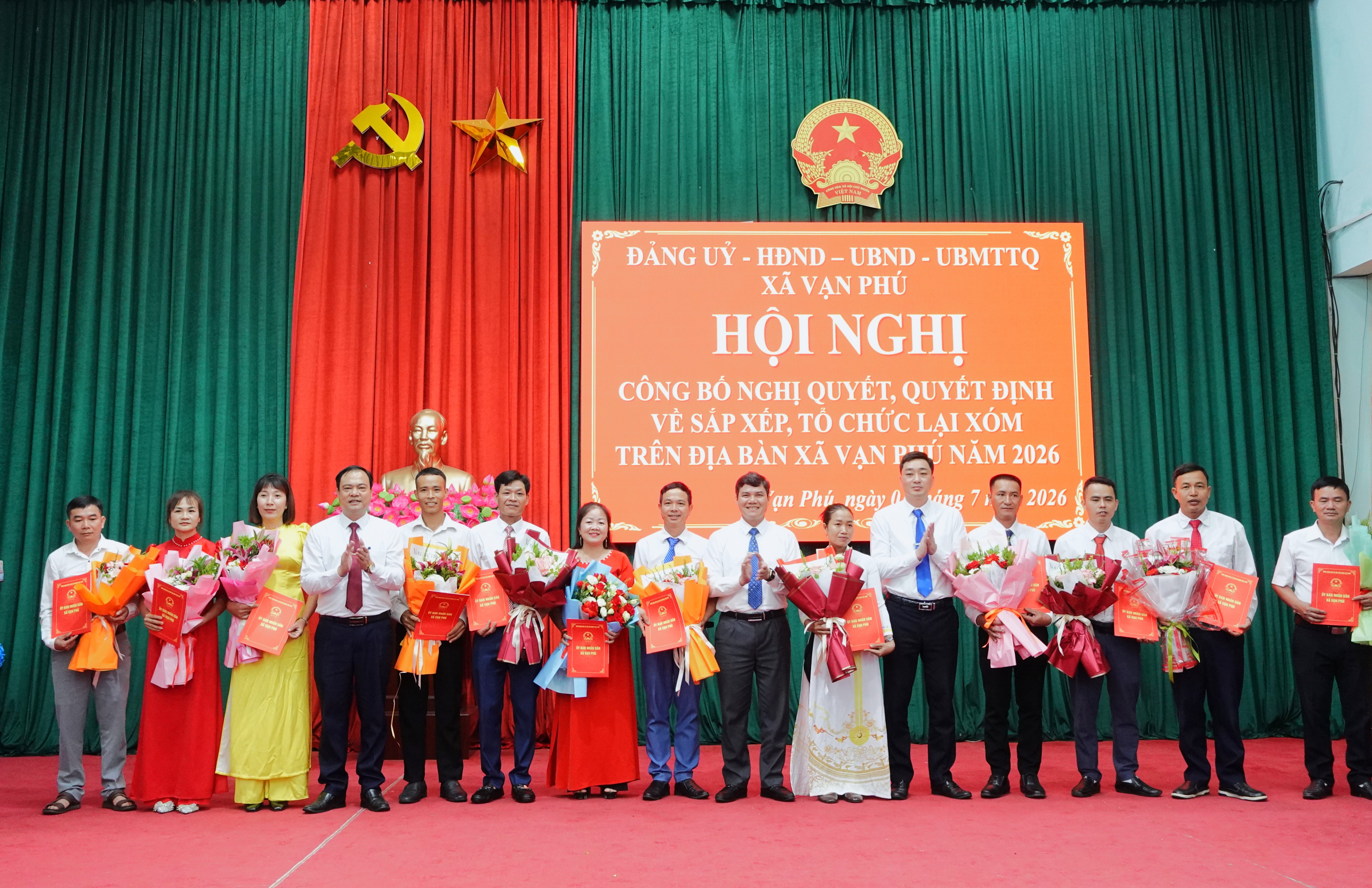 XÃ VẠN PHÚ TỔ CHỨC HỘI NGHỊ CÔNG BỐ NGHỊ QUYẾT VÀ CÁC QUYẾT ĐỊNH VỀ SẮP XẾP, TỔ CHỨC LẠI CÁC XÓM TRÊN ĐỊA BÀN XÃ NĂM 2026