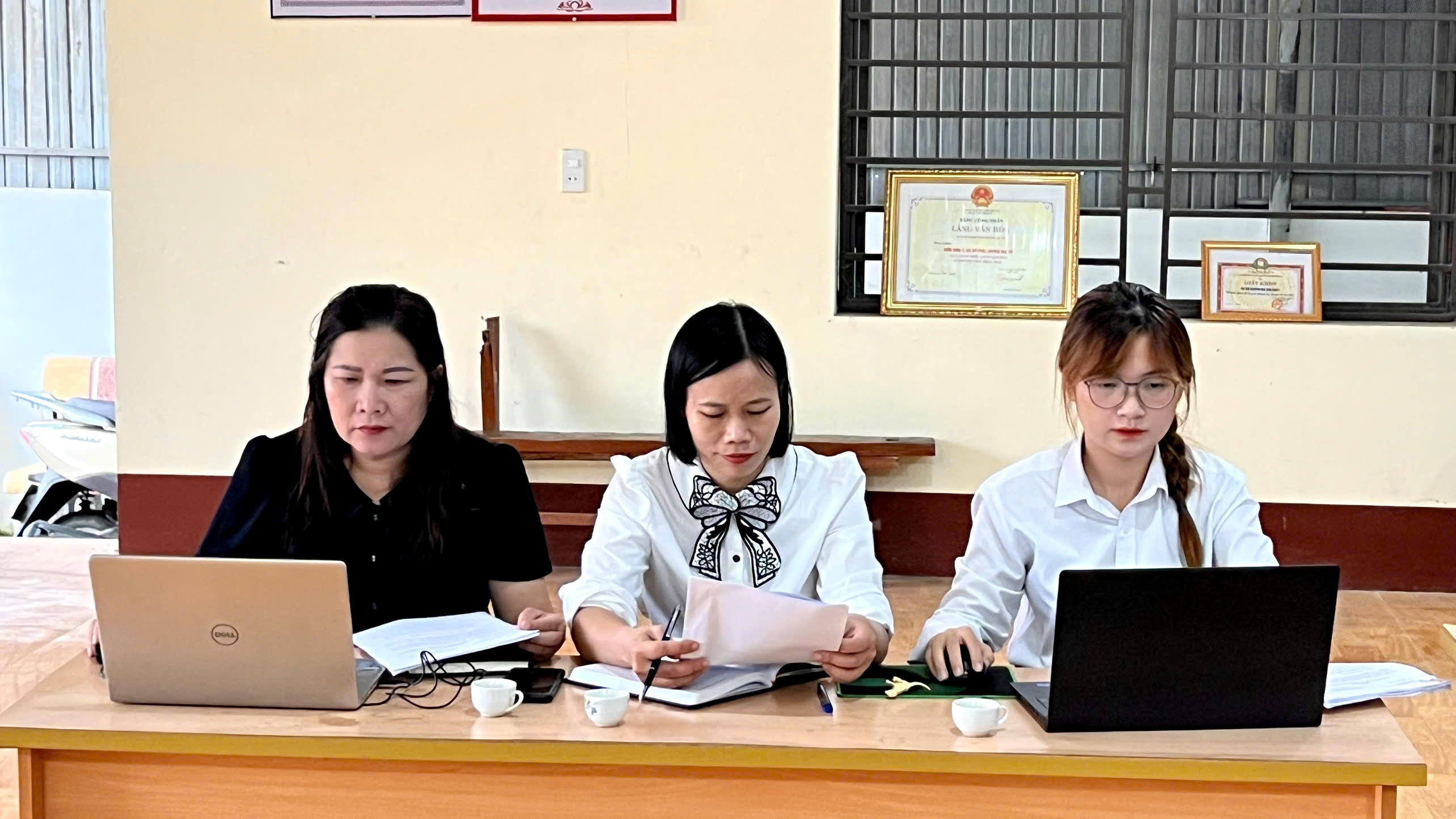 Anh-tin-bai
