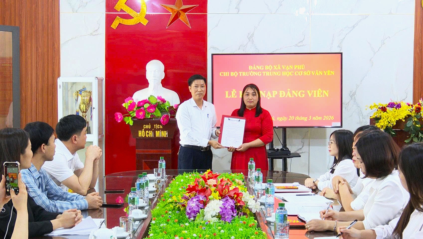 CHI BỘ TRƯỜNG THCS VĂN YÊN TỔ CHỨC LỄ KẾT NẠP ĐẢNG VIÊN MỚI CHO QUẦN CHÚNG ƯU TÚ NGUYỄN THỊ THUÝ