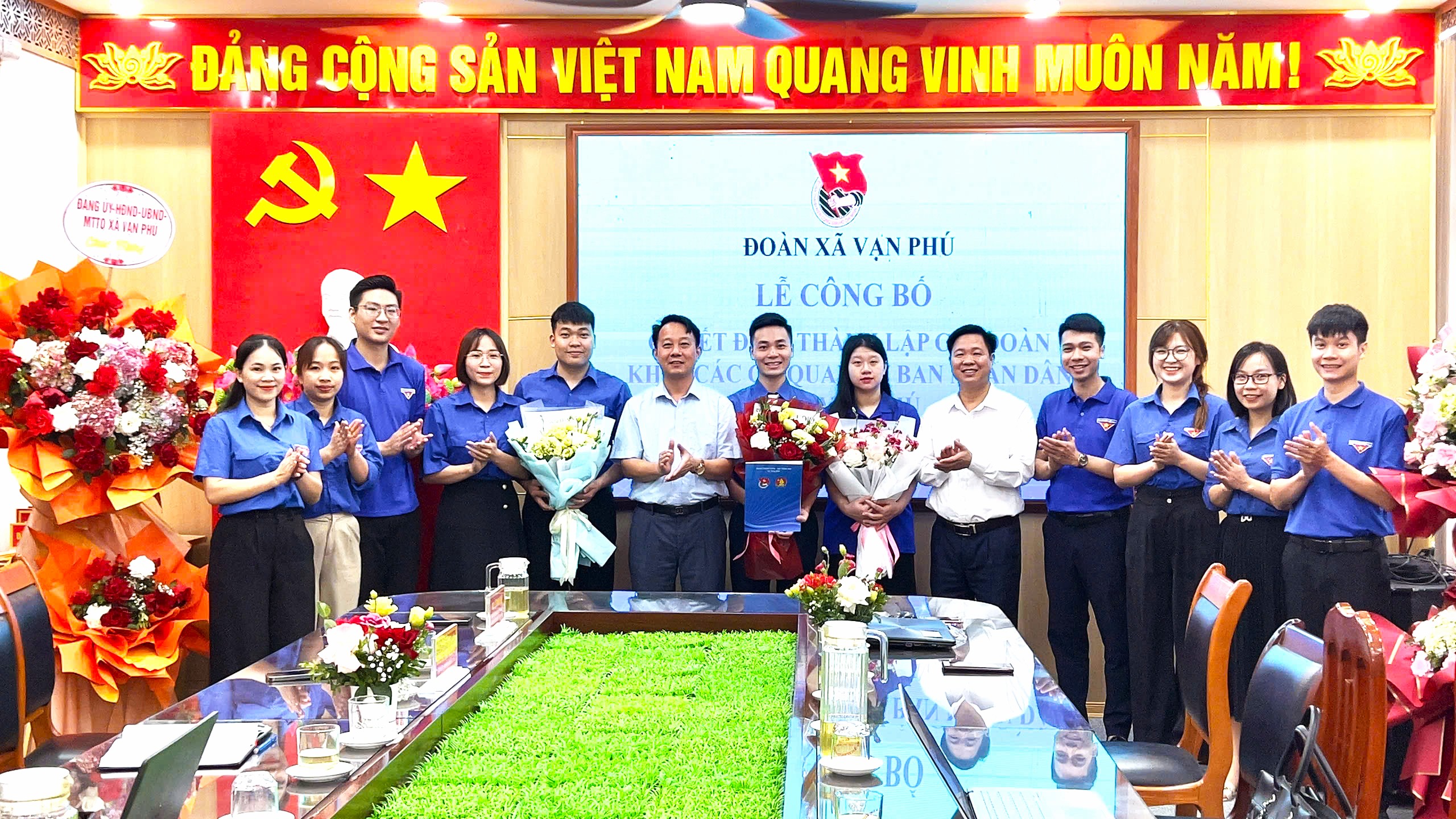 ĐOÀN TNCS HỒ CHÍ MINH XÃ VẠN PHÚ  LONG TRỌNG TỔ CHỨC LỄ CÔNG BỐ QUYẾT ĐỊNH THÀNH LẬP CHI ĐOÀN KHỐI CÁC CƠ QUAN UBND XÃ VẠN PHÚ