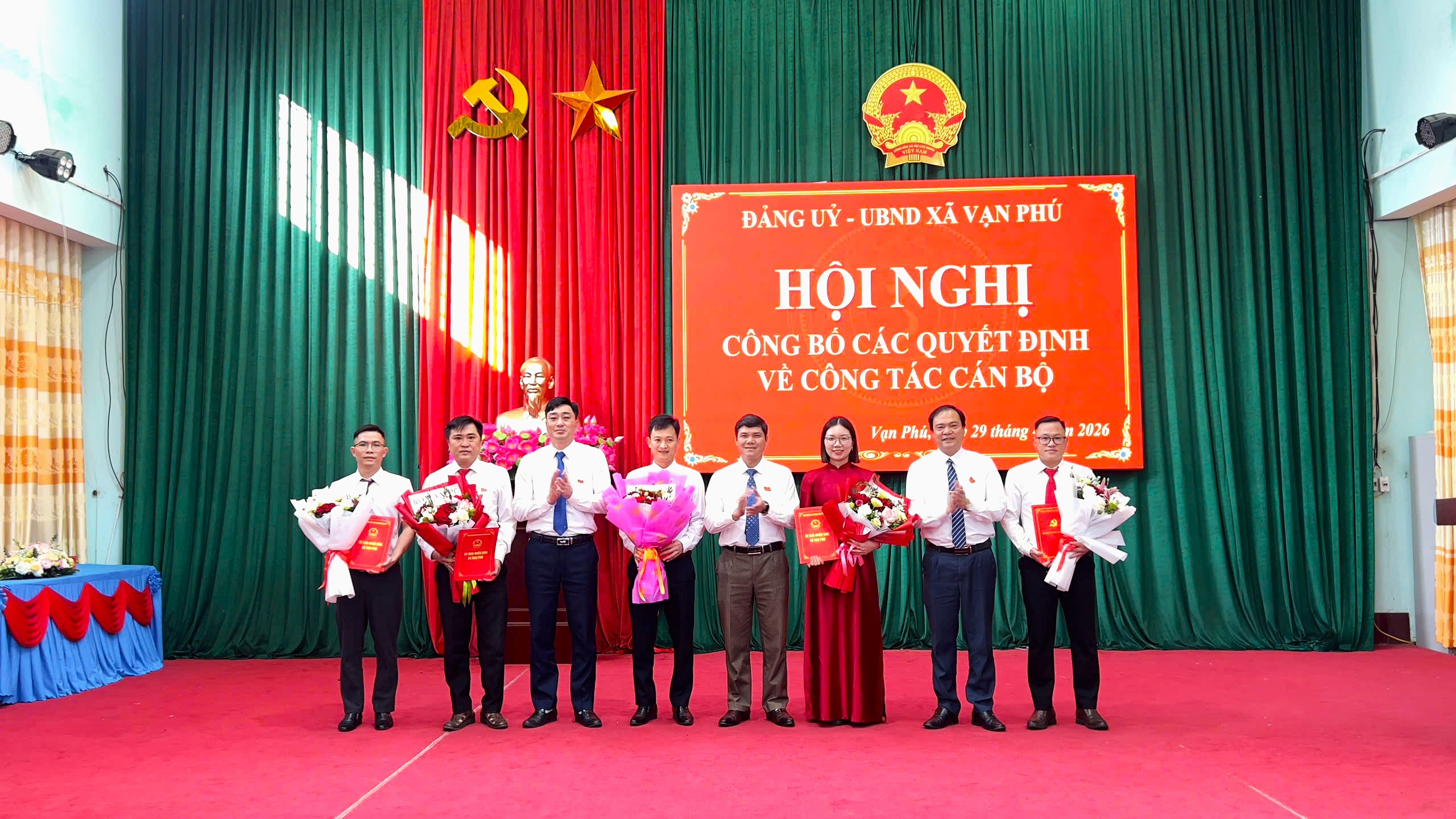 XÃ VẠN PHÚ TỔ CHỨC HỘI NGHỊ CÔNG BỐ QUYẾT ĐỊNH VỀ CÔNG TÁC CÁN BỘ
