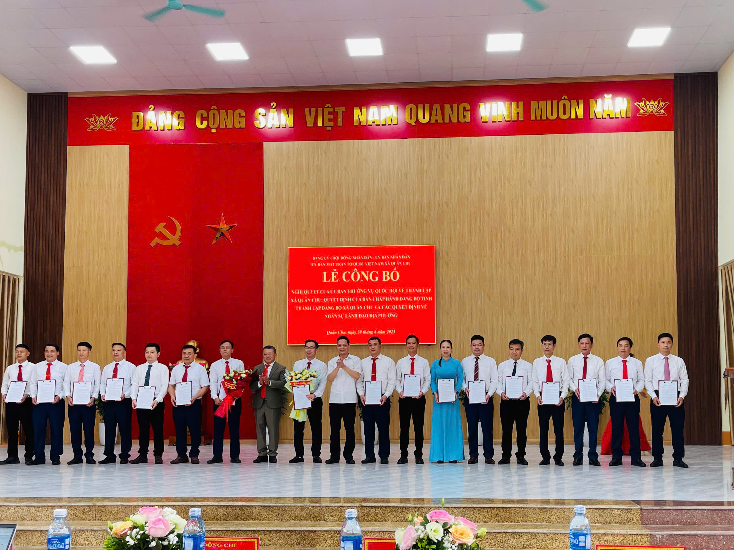 LỄ CÔNG BỐ NGHỊ QUYẾT CỦA QUỐC HỘI VỀ THÀNH LẬP XÃ QUÂN CHU