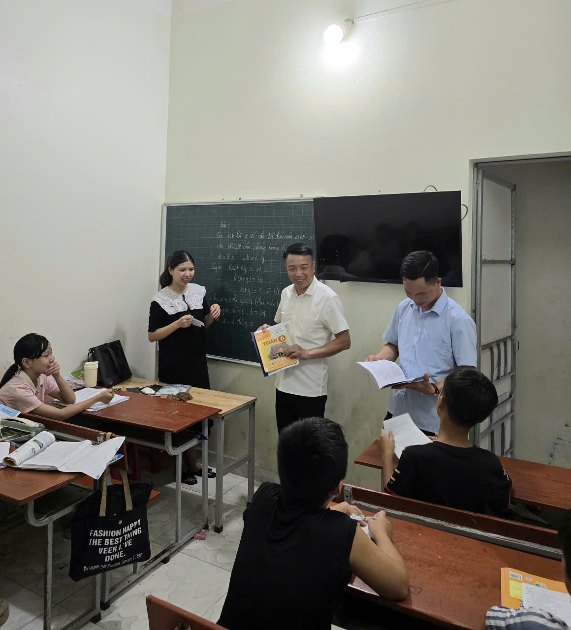 Đồng chí Trần Đăng Minh - Bí thư Đảng uỷ, Chủ tịch HĐND xã Quân Chu kiểm tra công tác dạy thêm, học thêm và hoạt động hè trên địa bàn xã Quân Chu