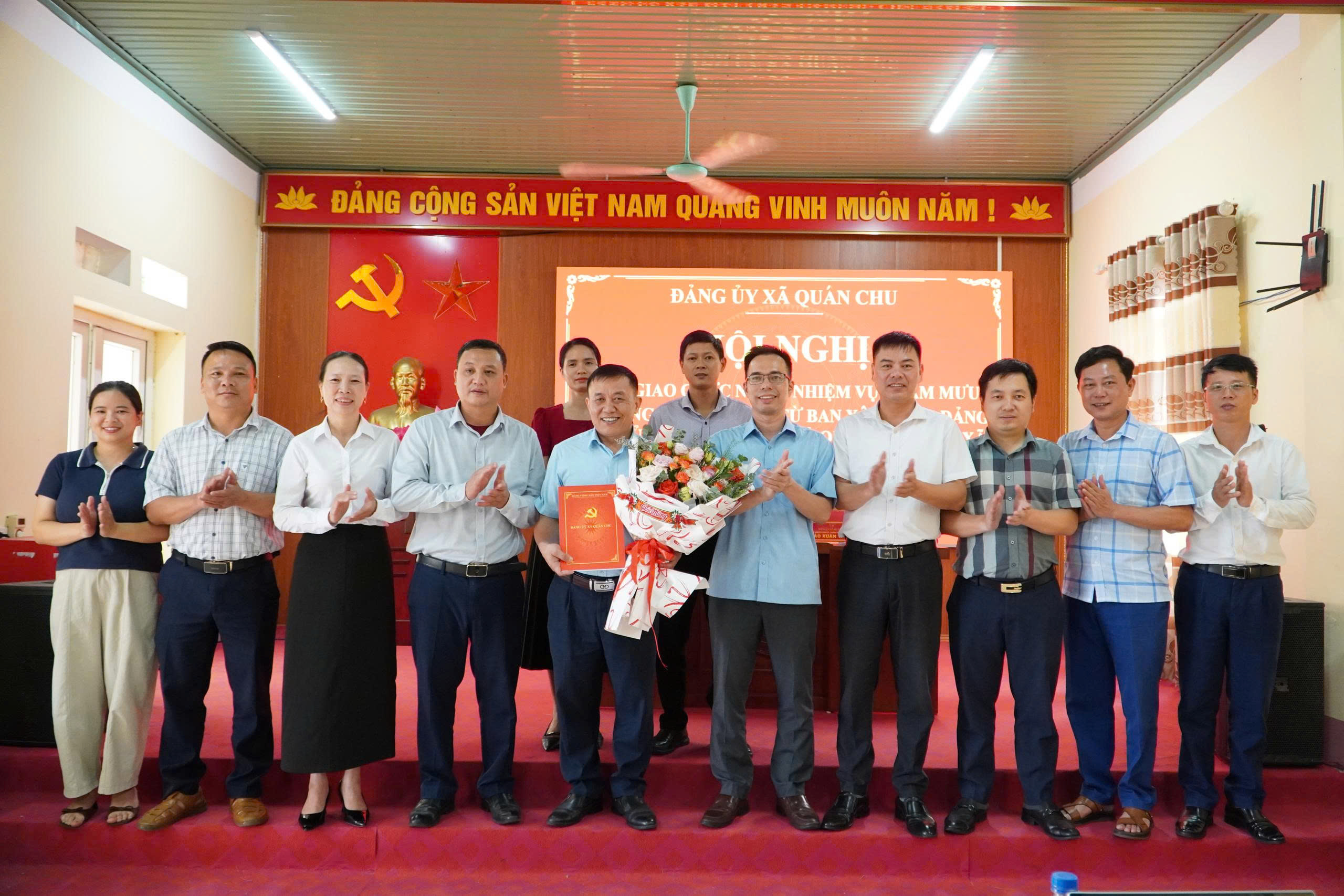 ĐẢNG UỶ XÃ QUÂN CHU BÀN GIAO CHỨC NĂNG, NHIỆM VỤ THAM MƯU VỀ CÔNG TÁC DÂN VẬN VỀ UỶ BAN MẶT TRẬN TỔ QUỐC XÃ