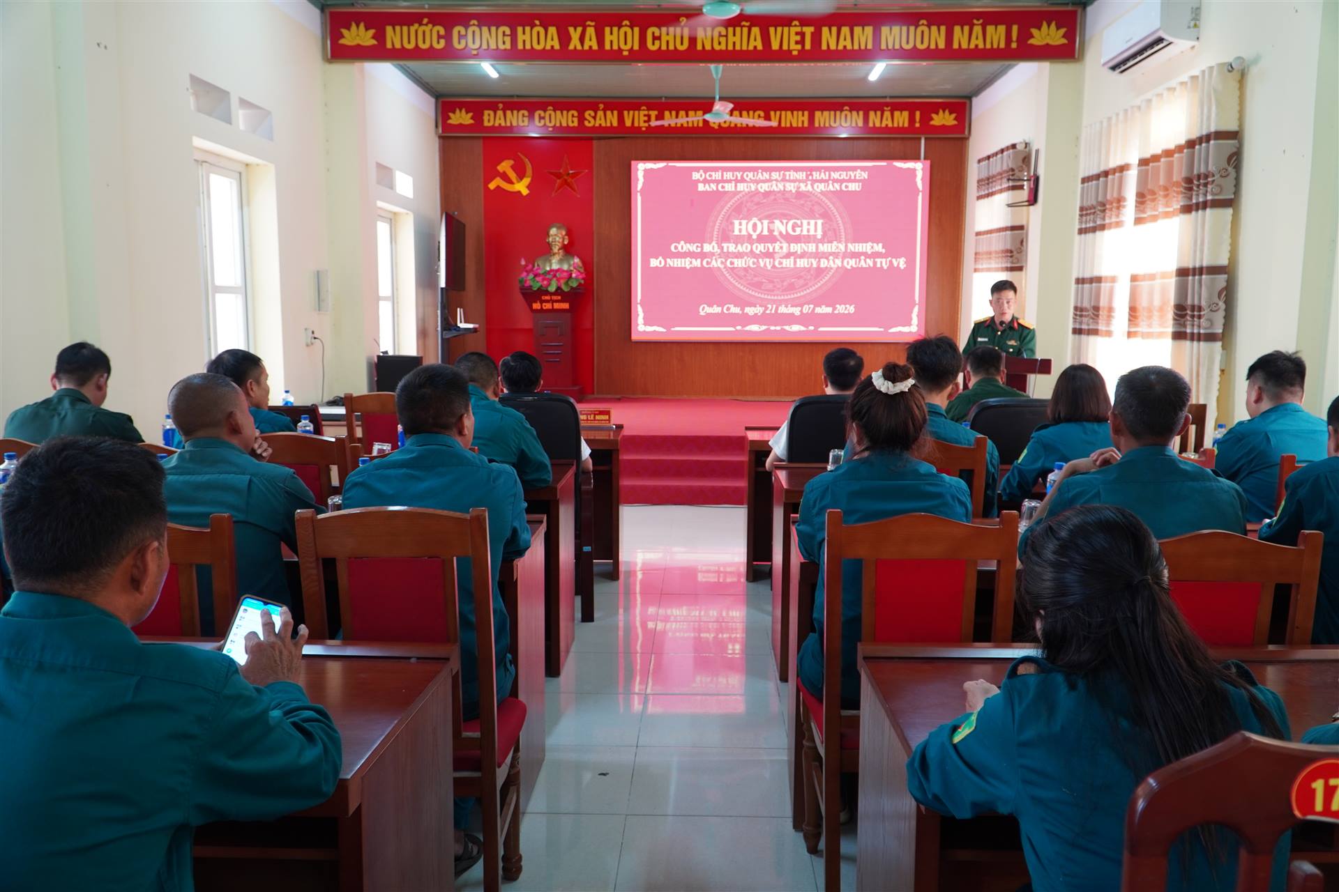 BAN CHỈ HUY QUÂN SỰ XÃ  QUÂN CHU TỔ CHỨC HỘI NGHỊ CÔNG BỐ, TRAO QUYẾT ĐỊNH BỔ NHIỆM CÁC CHỨC VỤ CHỈ HUY DÂN QUÂN TỰ VỆ