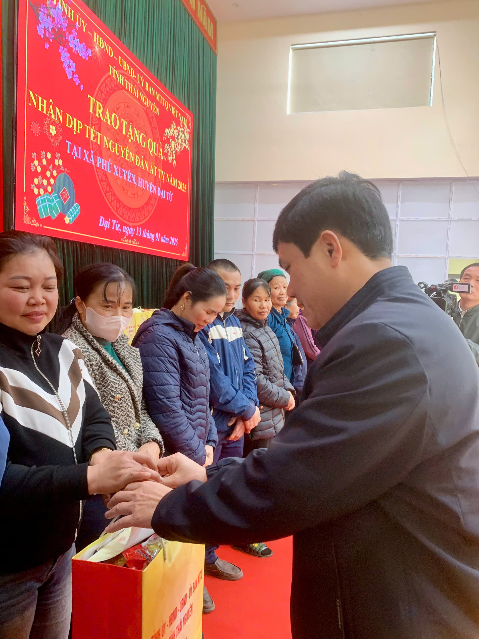 Chương trình tặng quà Tết Ất Tỵ cho hộ nghèo, hộ có hoàn cảnh khó khăn