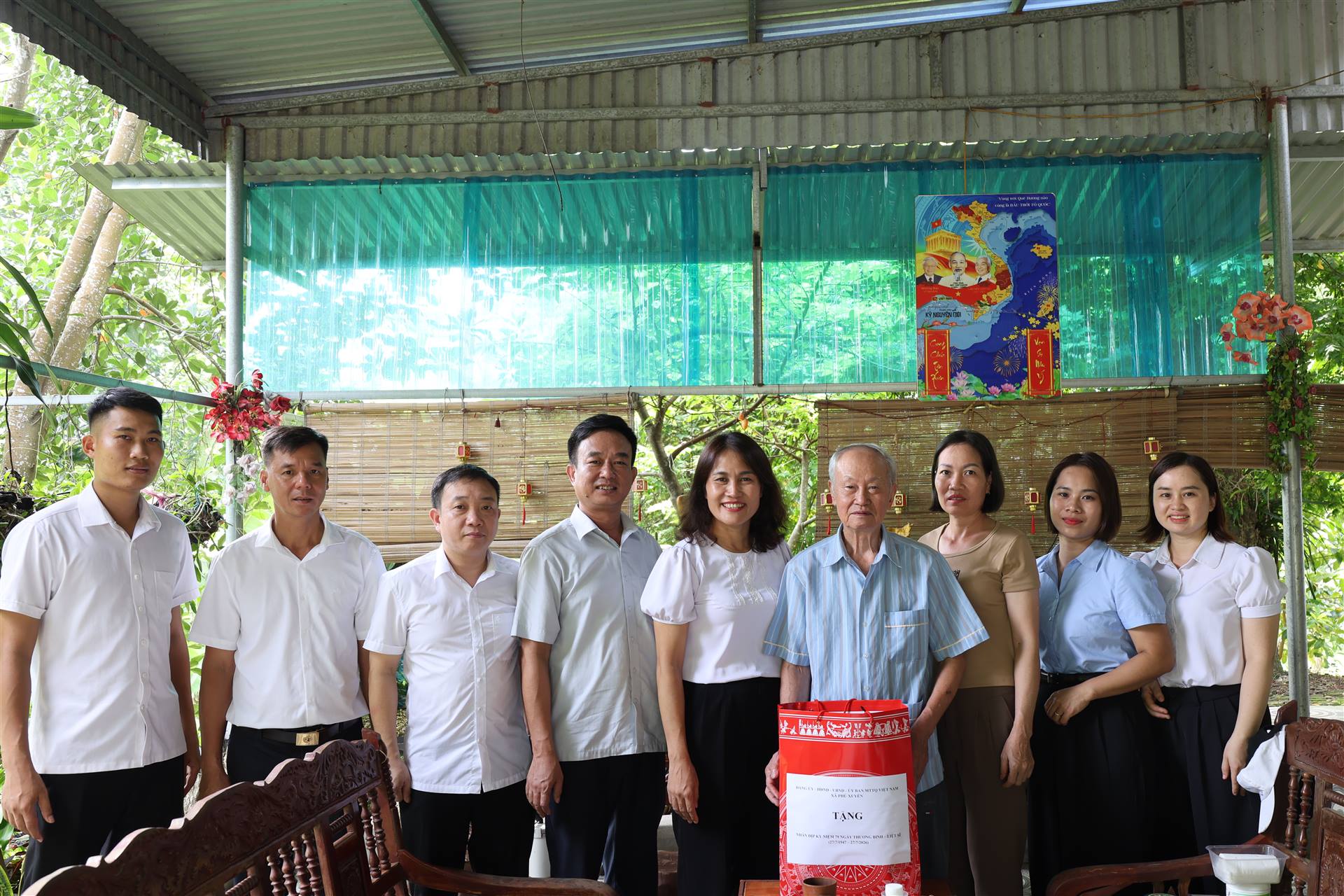 Xã Phú Xuyên tổ chức thăm, tặng quà người có công nhân kỷ niệm 79 năm Ngày Thương binh - Liệt sĩ (27/7/1947 - 27/7/2026)