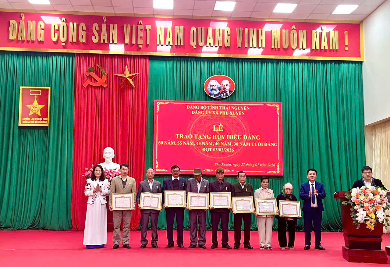 ĐẢNG BỘ XÃ PHÚ XUYÊN TRAO HUY HIỆU ĐẢNG, CÔNG BỐ CÁC QUYẾT ĐỊNH VỀ CÔNG TÁC TỔ CHỨC CÁN BỘ 