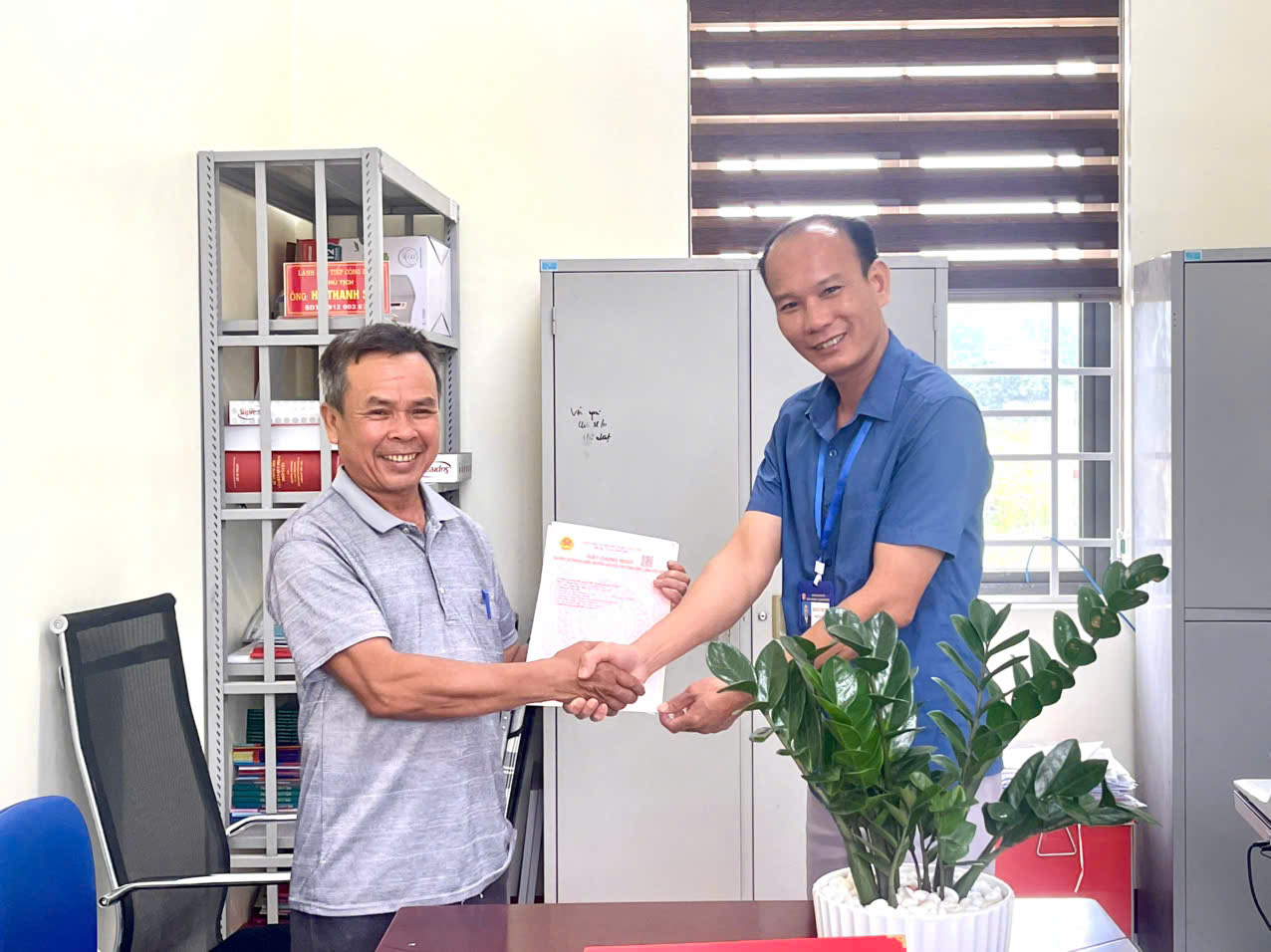 UBND xã Phú Xuyên trao Giấy chứng nhận quyền sử dụng đất cấp mới cho hộ dân trên địa bàn