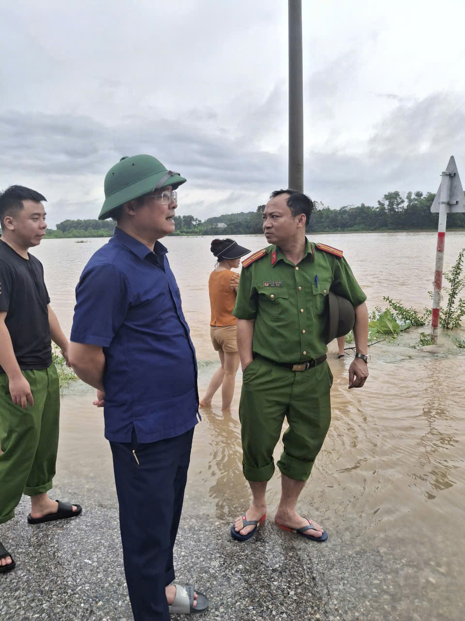 Đồng chí Chủ tịch UBND phường Phổ Yên kiểm tra, chỉ đạo công tác ứng phó với mưa bão