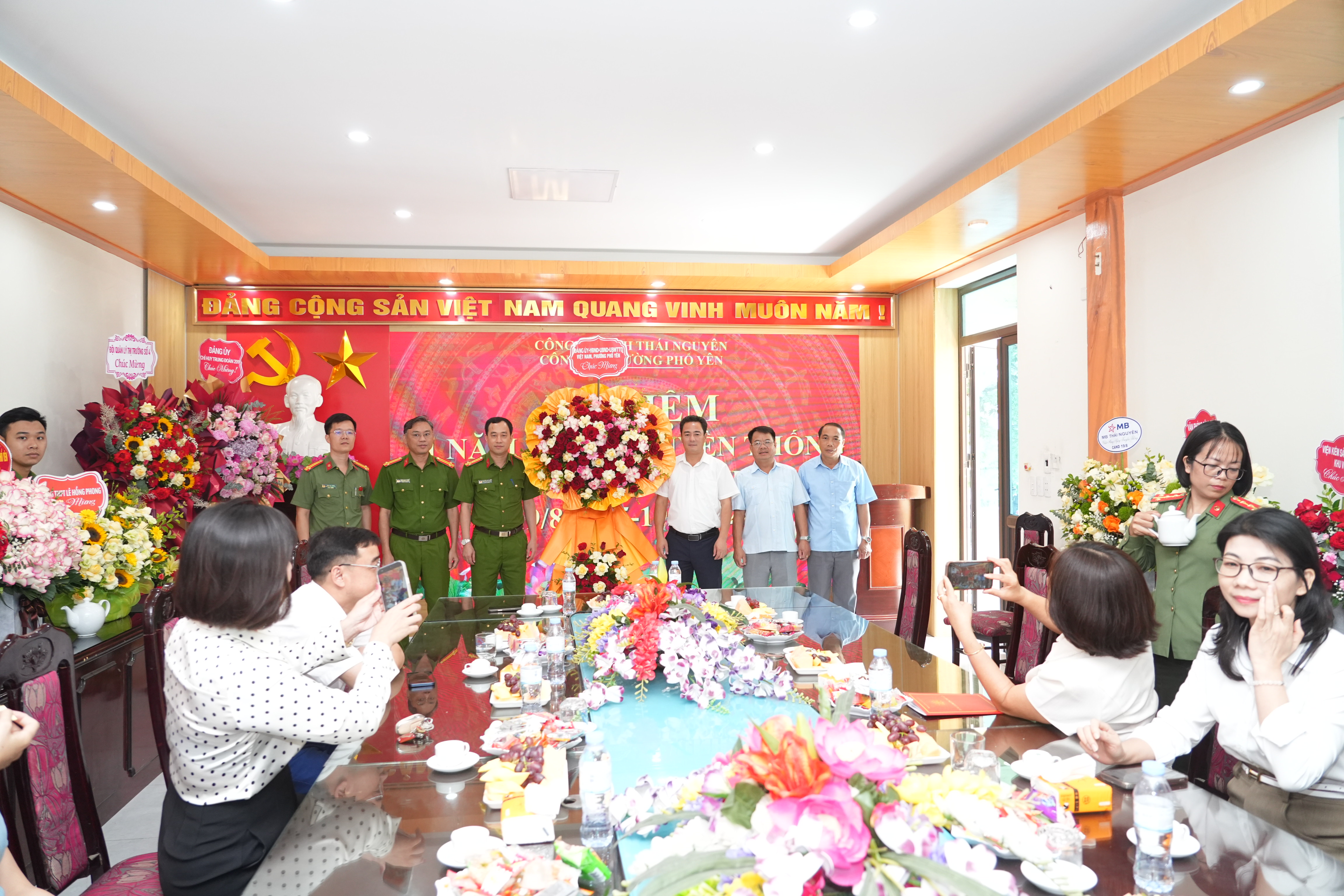 Lãnh đạo phường Phổ Yên thăm, tặng hoa chúc mừng nhân kỷ niệm 81 năm Ngày truyền thống Công an nhân dân