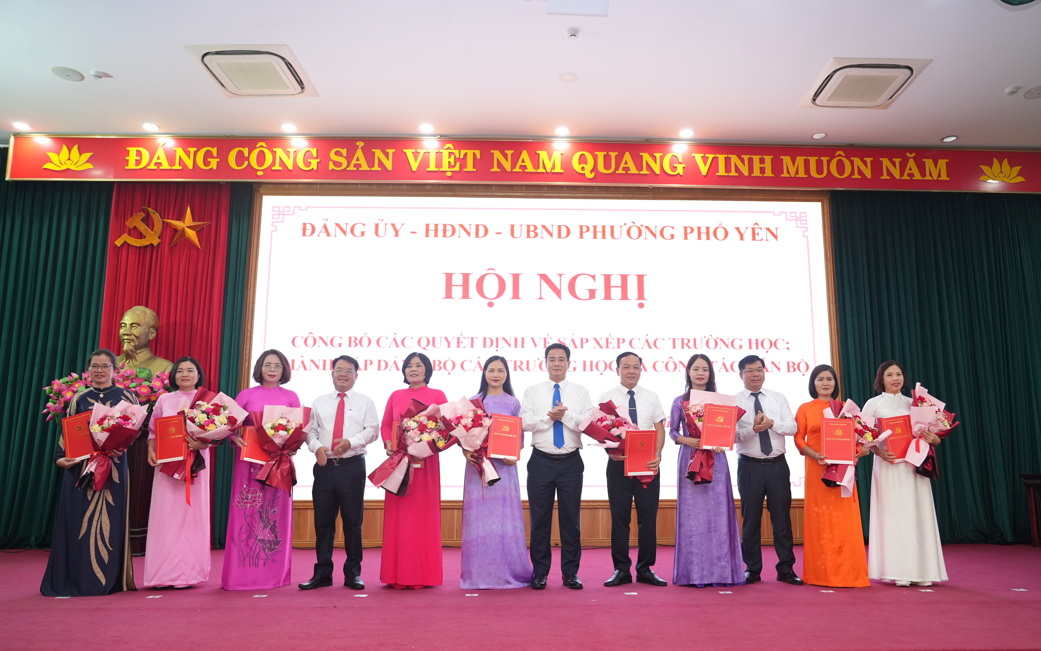 PHƯỜNG PHỔ YÊN CÔNG BỐ CÁC QUYẾT ĐỊNH VỀ SẮP XẾP, THÀNH LẬP TRƯỜNG CÔNG LẬP, THÀNH LẬP ĐẢNG BỘ CÁC TRƯỜNG HỌC VÀ CÔNG TÁC CÁN BỘ