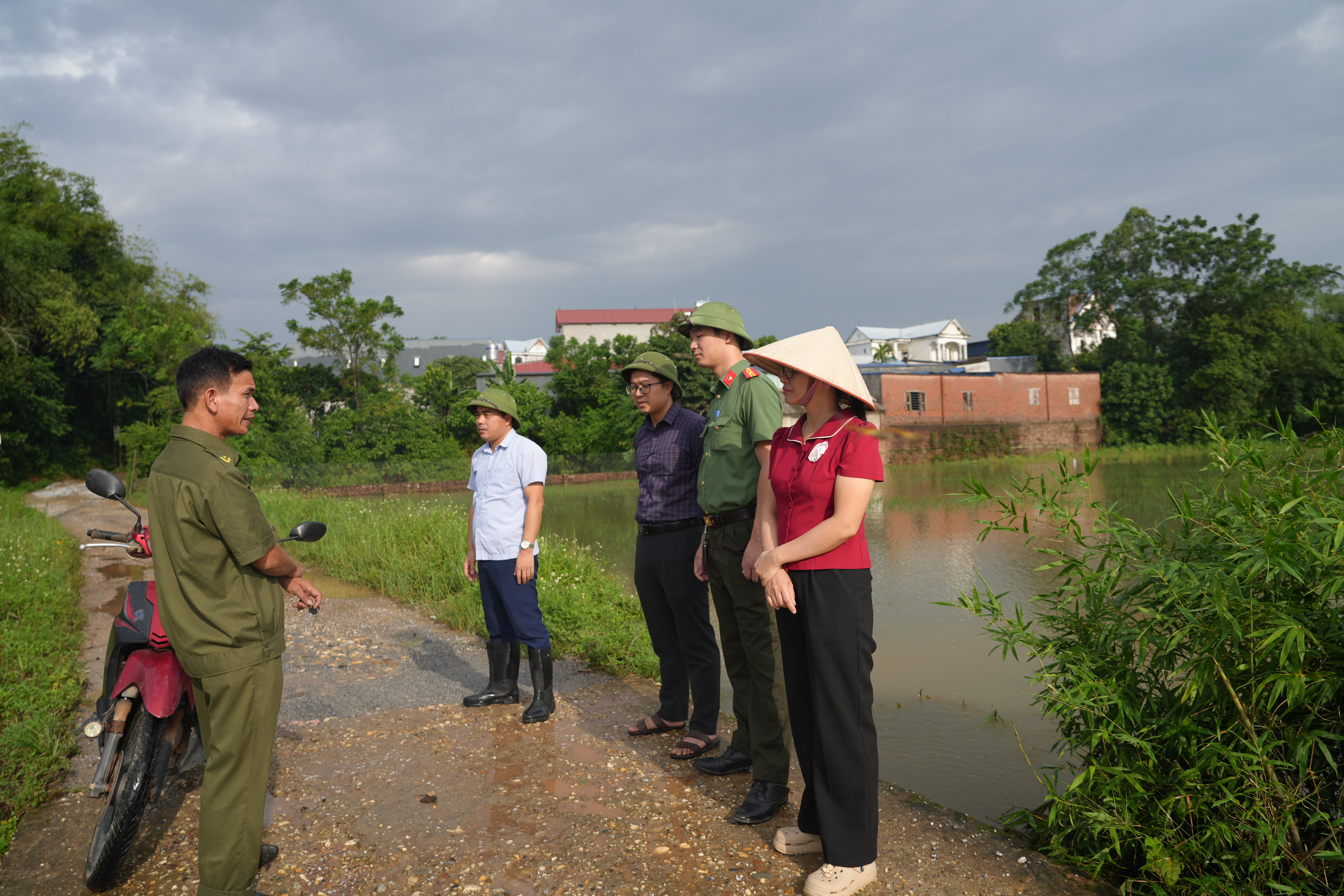 PHƯỜNG PHỔ YÊN KIỂM TRA, CHỈ ĐẠO ỨNG PHÓ TẠI CÁC ĐIỂM NGẬP ÚNG TRÊN ĐỊA BÀN