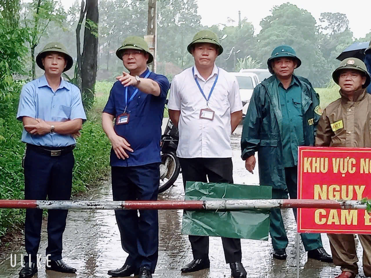 Đồng chí Chủ tich UBND phường Phổ Yên kiểm tra công tác phòng, chống lụt bão tại các địa bàn trọng điểm.