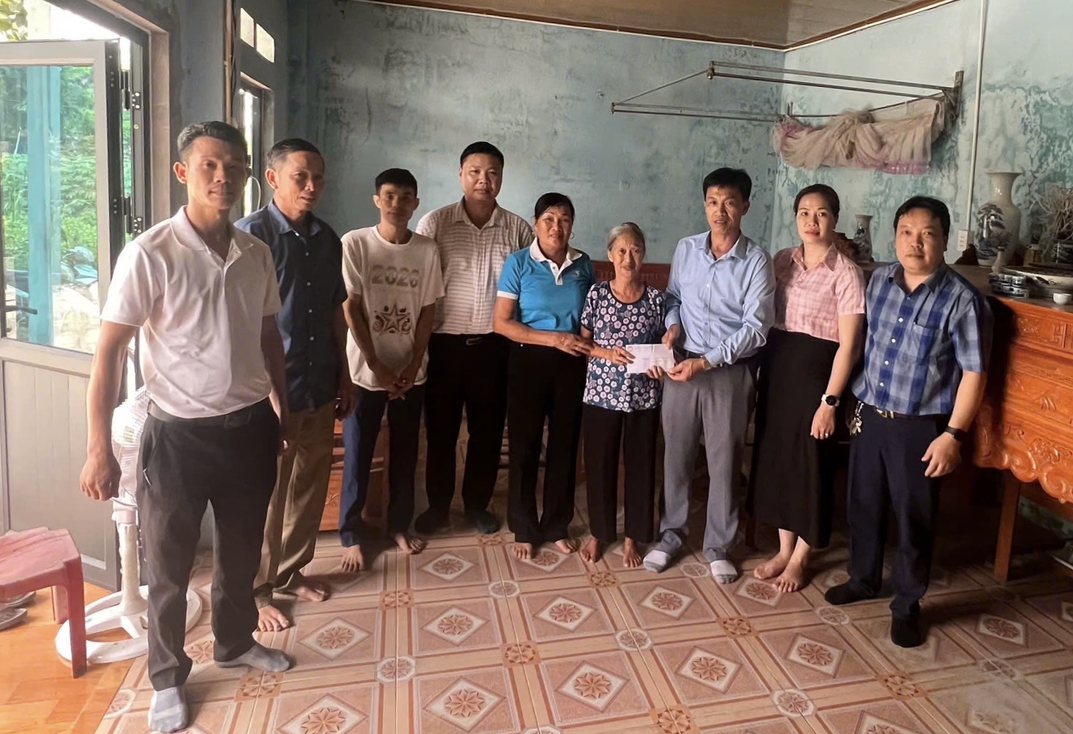 Uỷ ban MTTQ phường Vạn Xuân hỗ trợ hộ nghèo bị thiệt hại do mưa bão