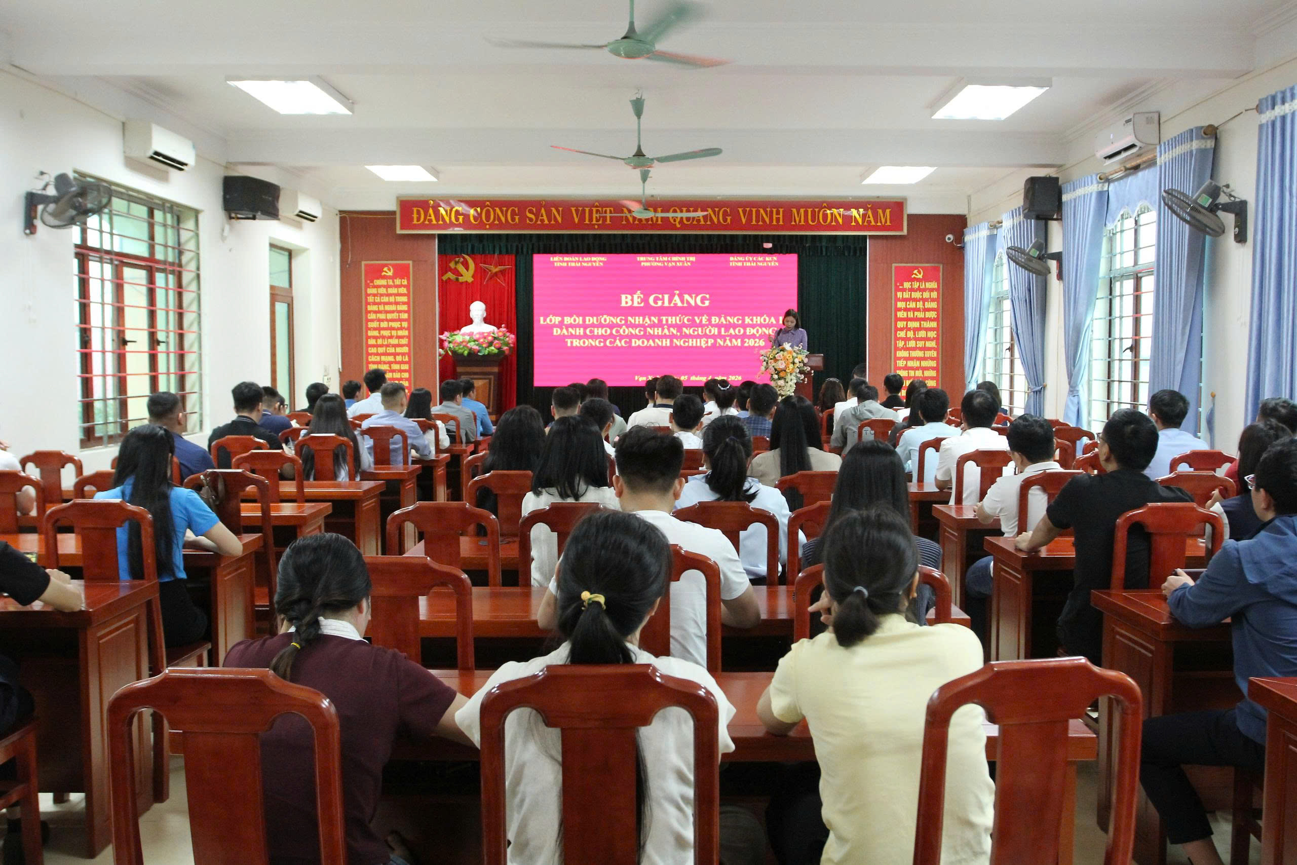 Bế giảng lớp bồi dưỡng nhận thức về Đảng khoá IV năm 2026