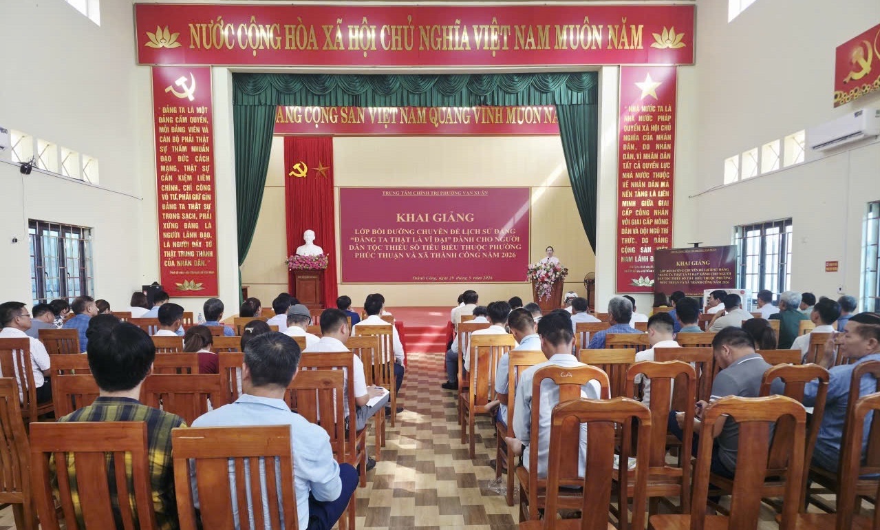 Khai giảng lớp bồi dưỡng chuyên đề lịch sử Đảng "Đảng ta thật là vĩ đại" dành cho người dân tộc thiểu số tiêu biểu