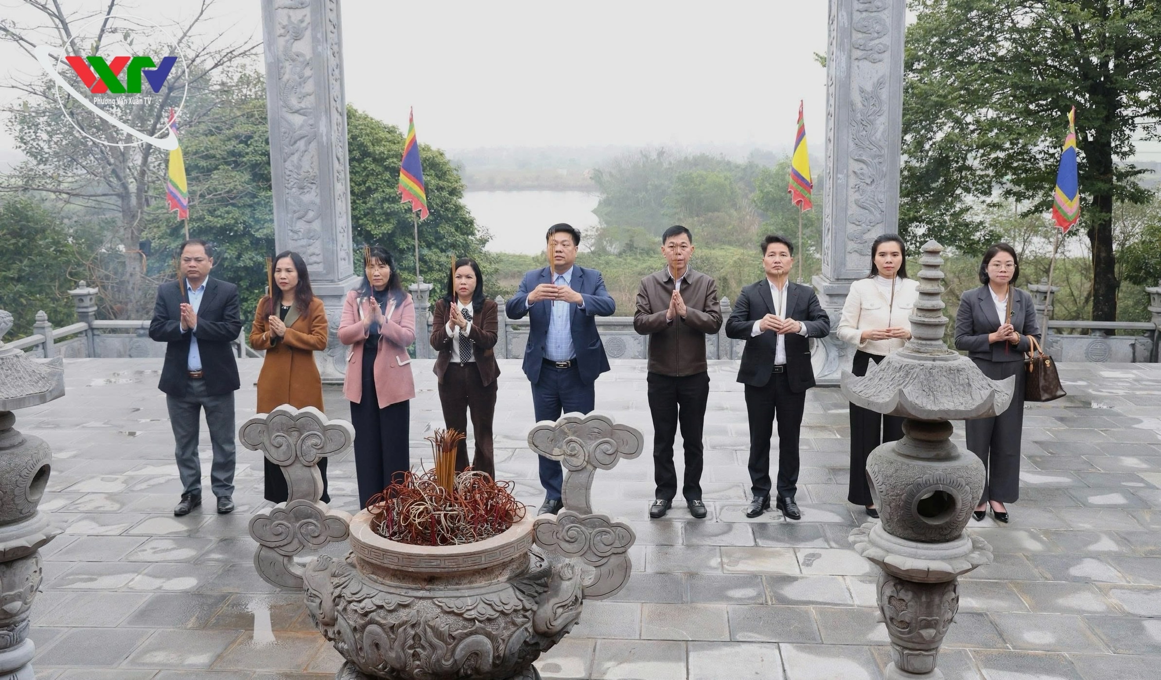 Lãnh đạo phường Vạn Xuân dâng hương tại Đền thờ Lý Nam Đế (tỉnh Phú Thọ)